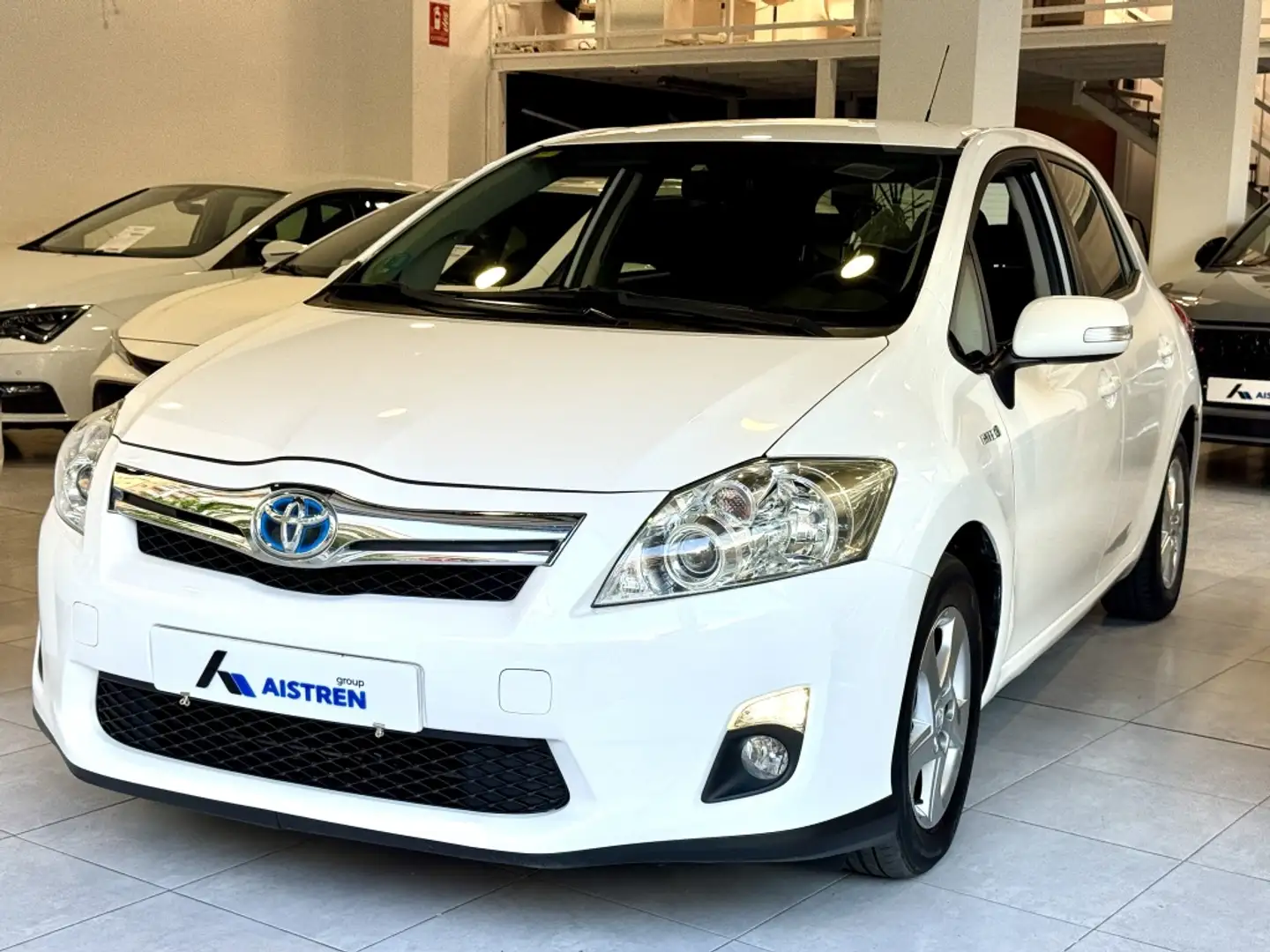 Toyota Auris hybrid Advance Білий - 1