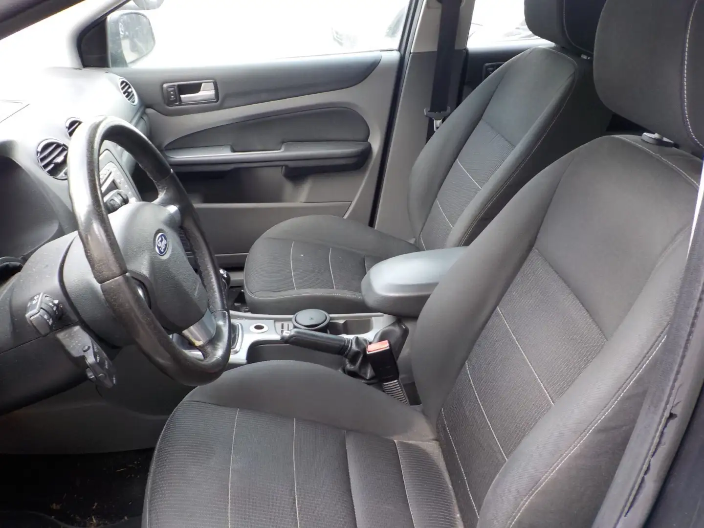 Ford Focus 2.0 GPL 145 CV berlina Gris - 1