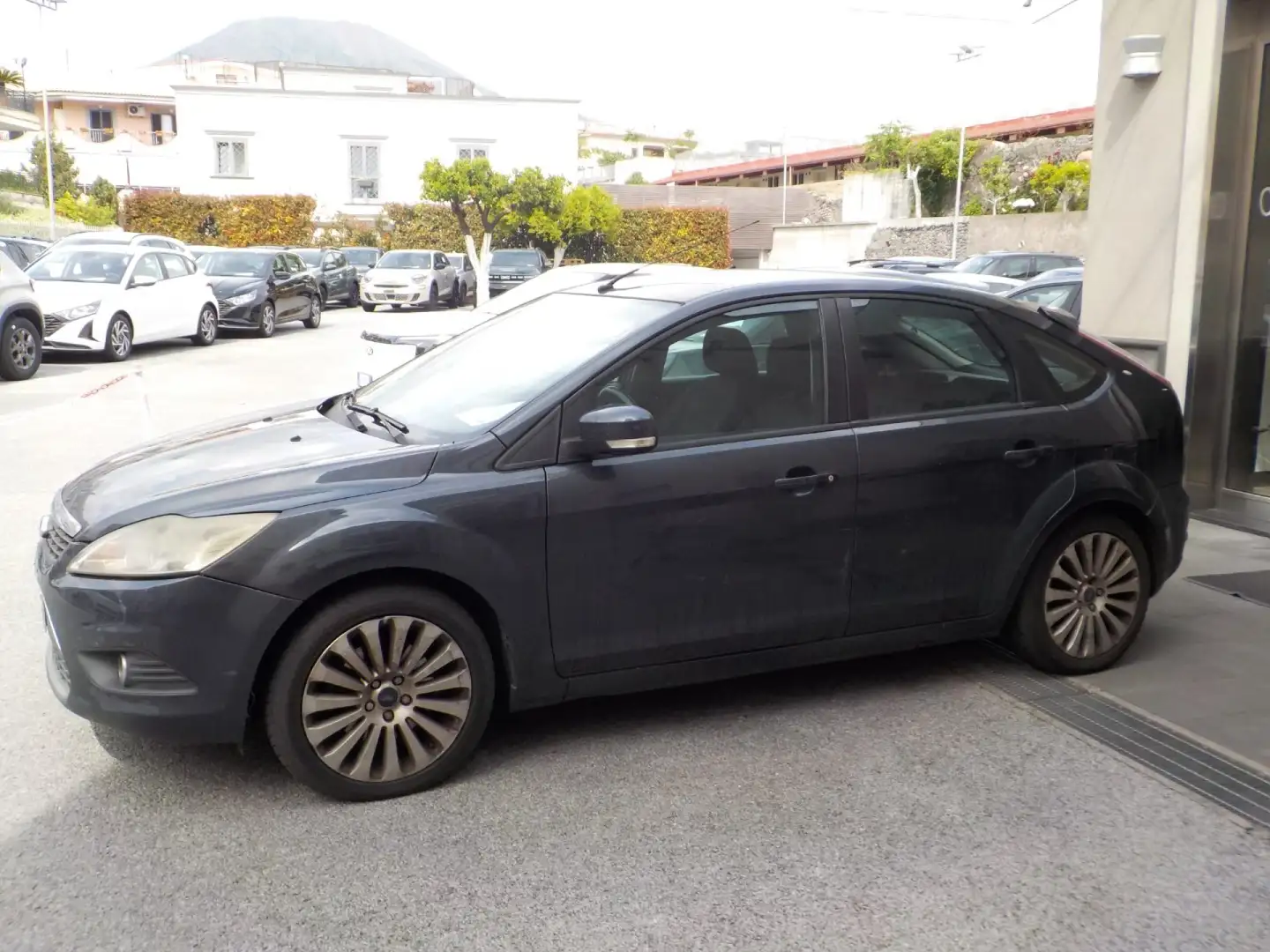 Ford Focus 2.0 GPL 145 CV berlina Gris - 2