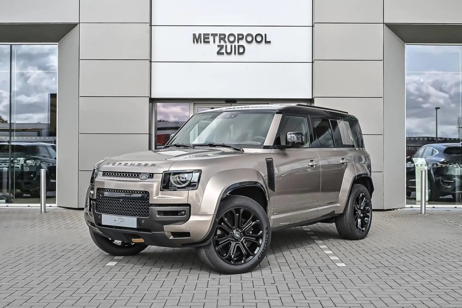 Land Rover Defender 110 P635 OCTA AWD Auto. 25.5MY Bruin - 1