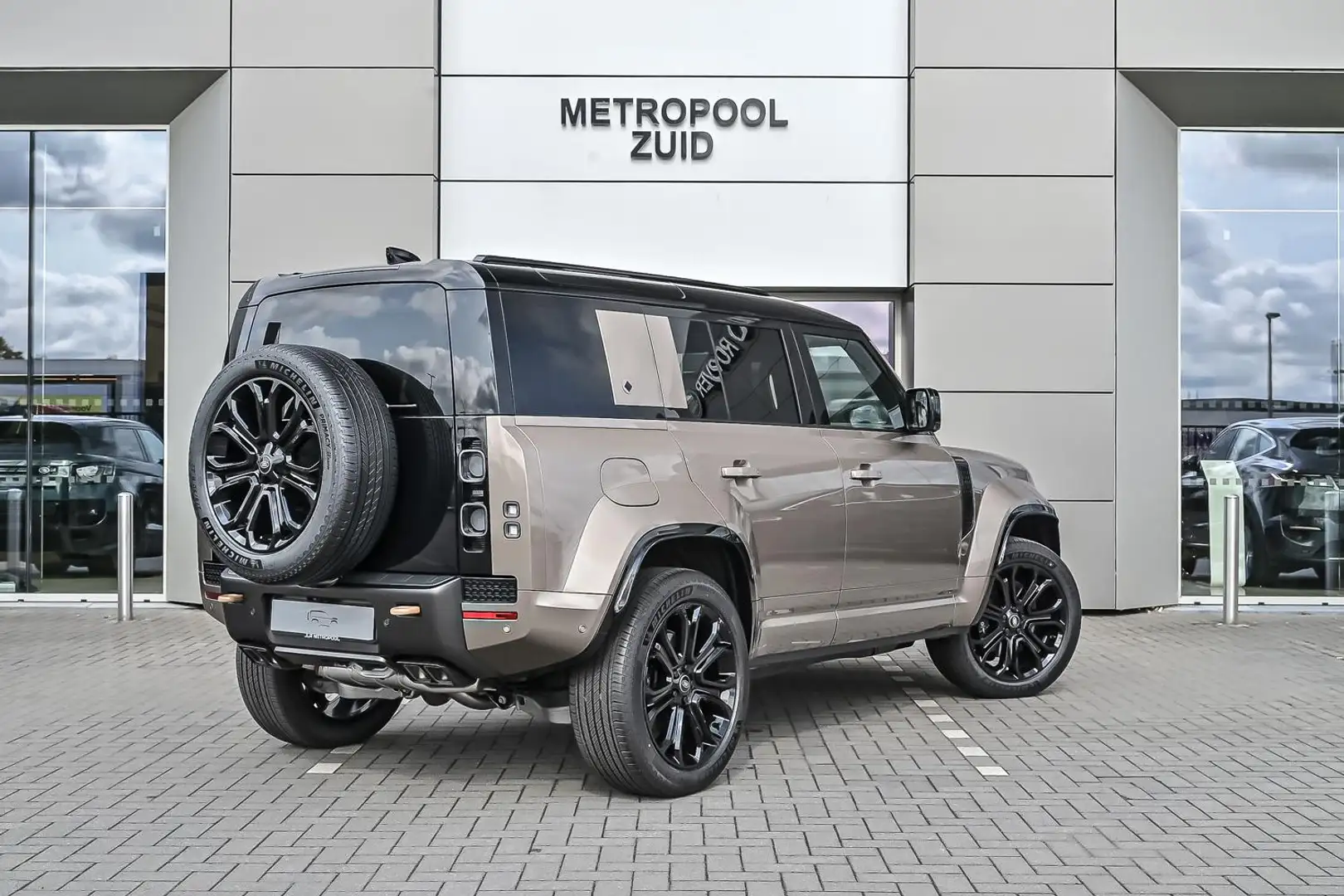 Land Rover Defender 110 P635 OCTA AWD Auto. 25.5MY Bruin - 2