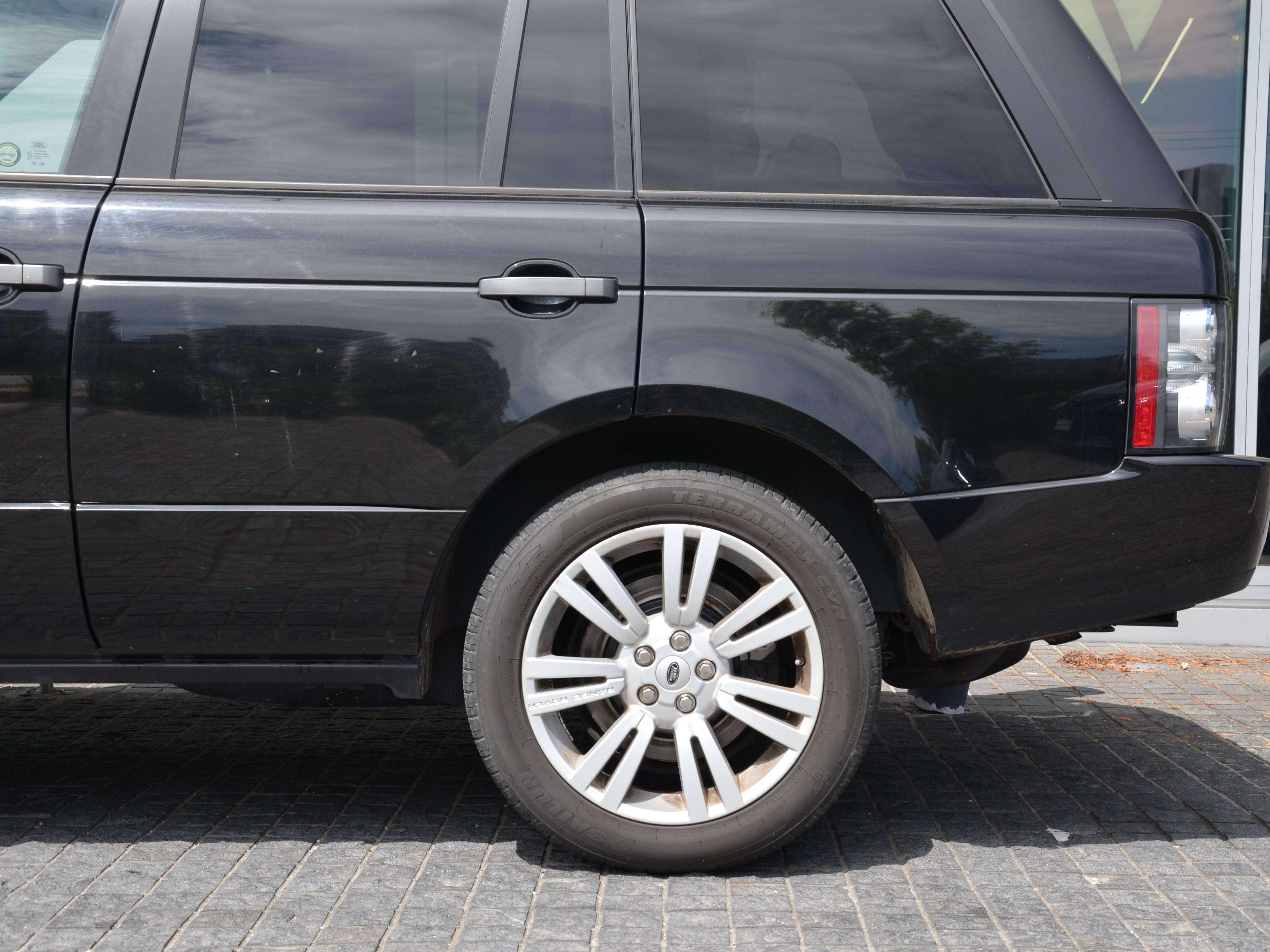 2011 Land Rover Range Rover HSE alt 5