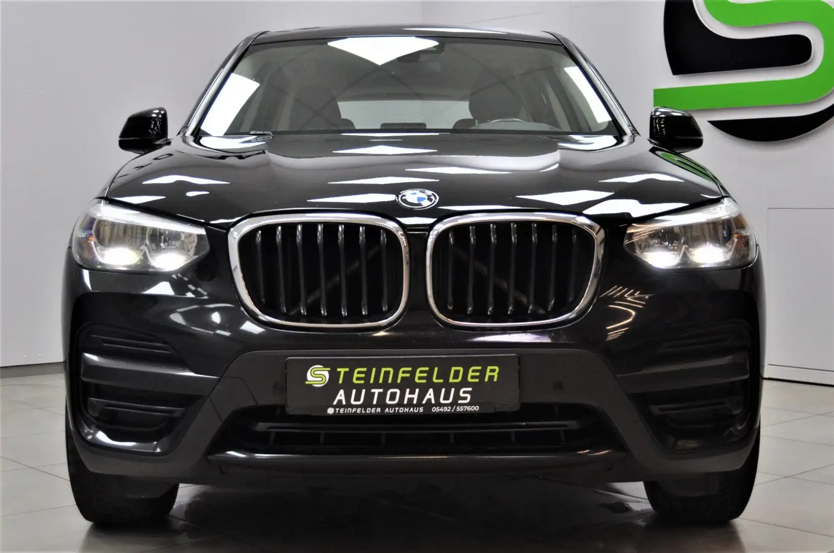 BMW X3 xDrive 20 d / NAVI / SHZ Zwart - 2