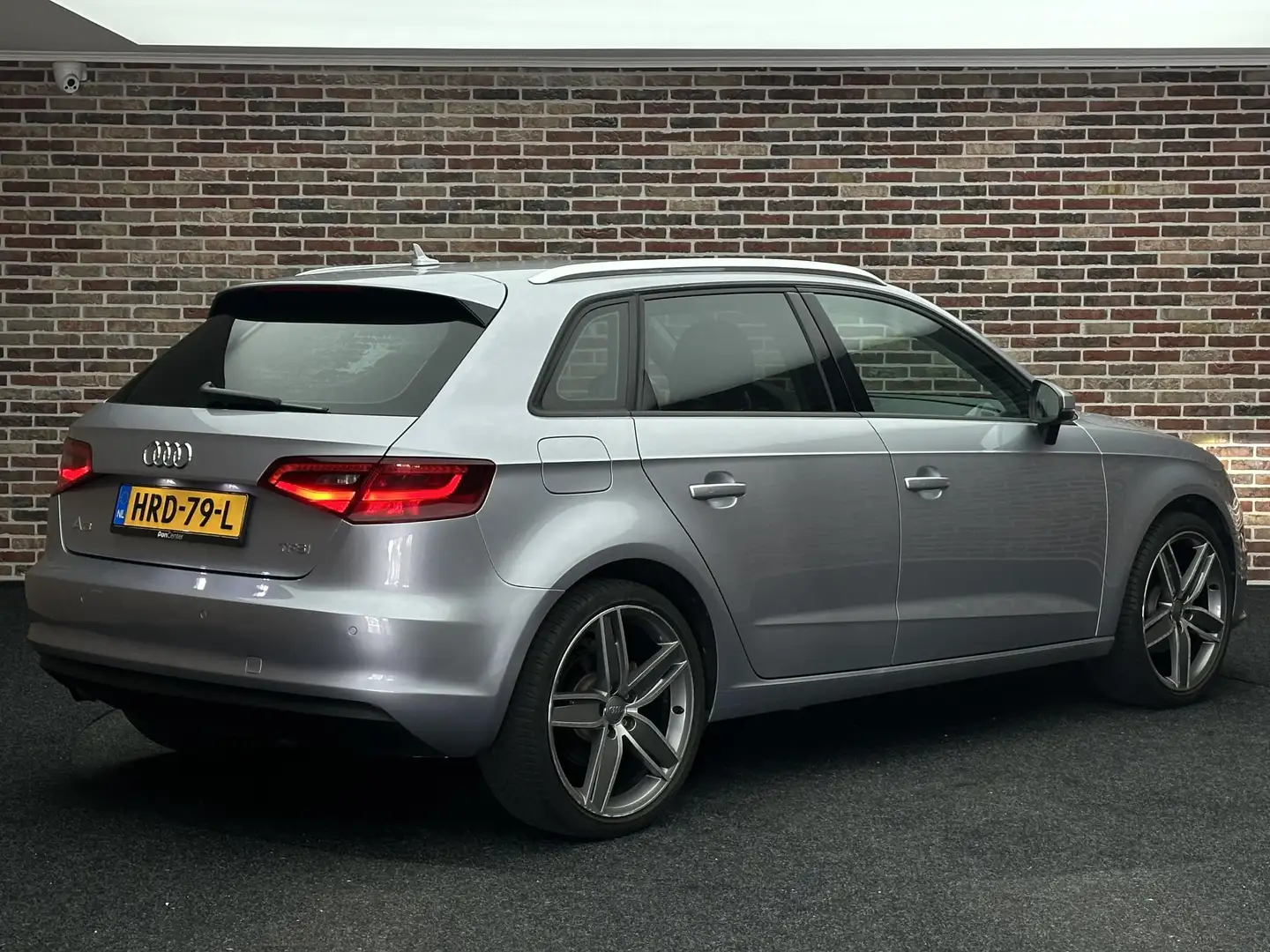Audi A3 Sportback 1.2 TFSI Ambiente Pro Line Xenon Stoelve Grijs - 2