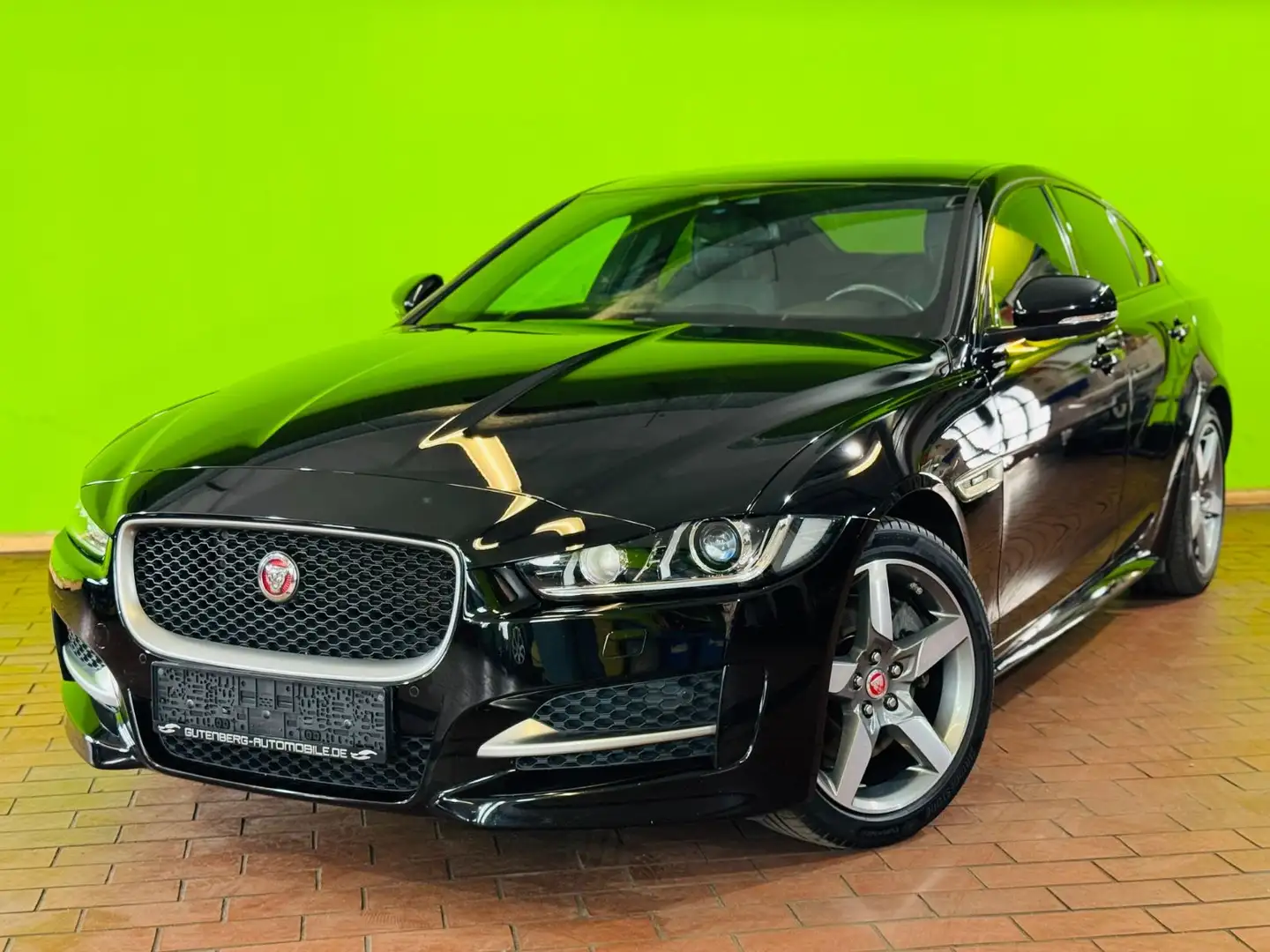 Jaguar XE R-Sport AWD Automatik Einparkhilfe Lordose Schwarz - 1