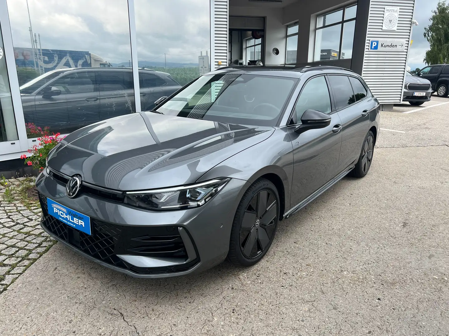 Volkswagen Passat Variant 2.0 TDI 110 kW R-line - 1