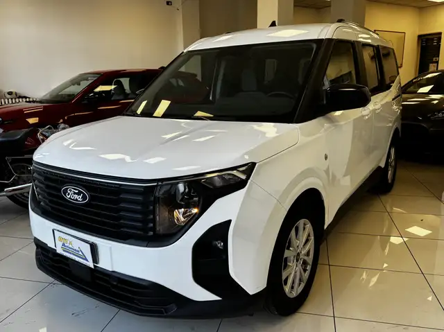 Ford Tourneo Courier TITANIUM - solo 18500 km!!