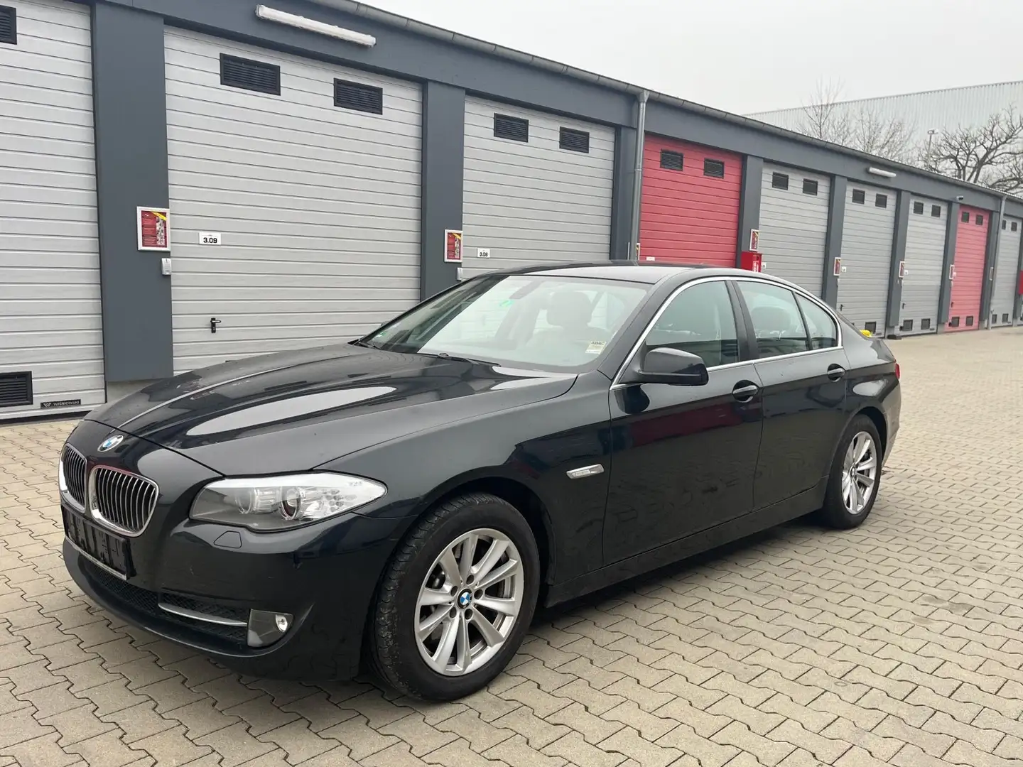 BMW 530 iA Lim. 1Hand Leder/Navi/Xenon/AHK Black - 1