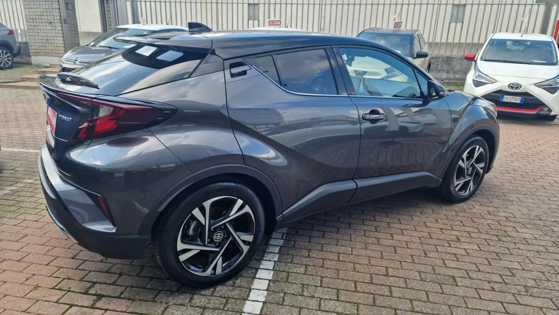 Toyota C-HR 2.0 Hybrid E-CVT DYNAMIC Gris - 2