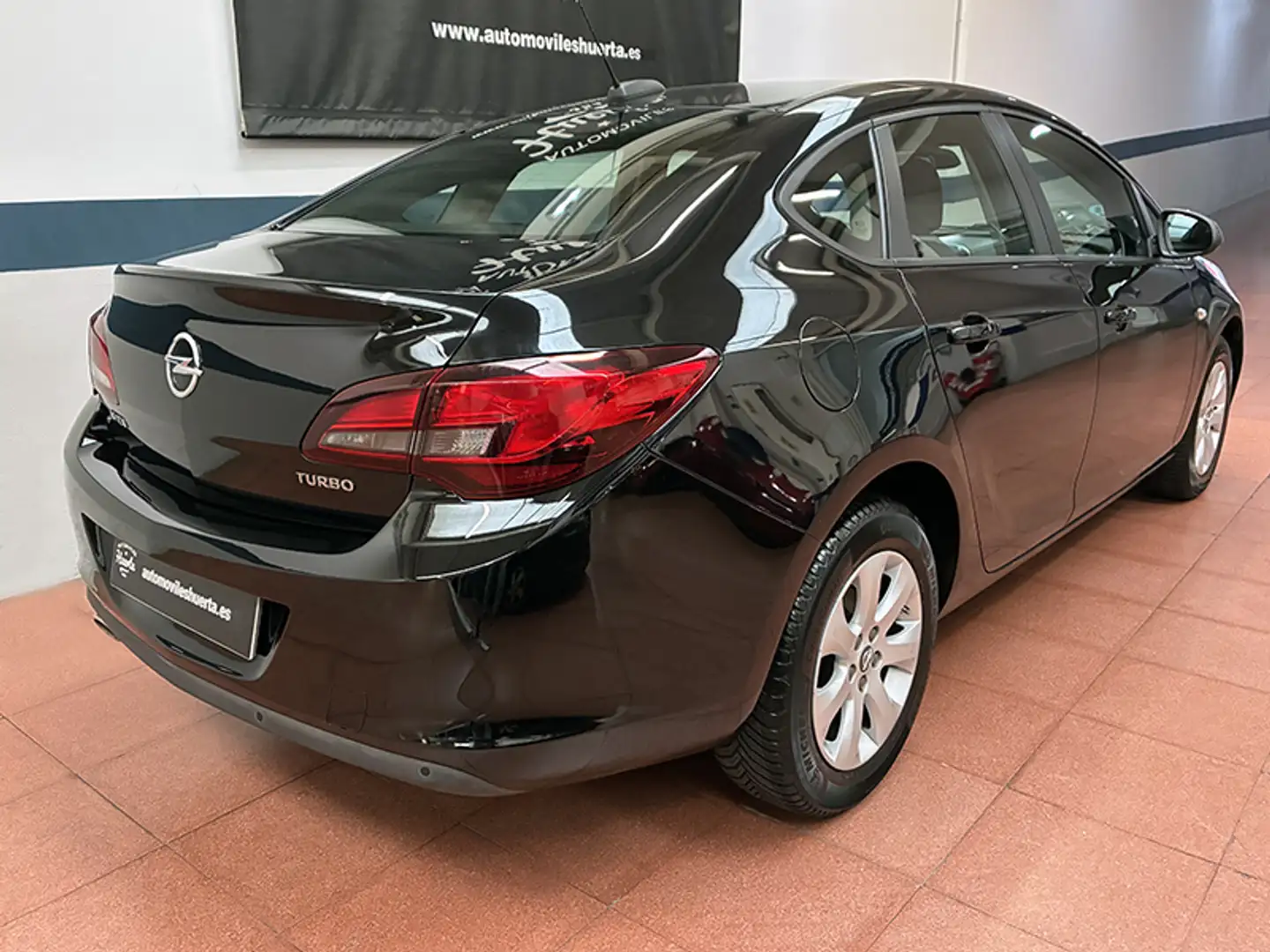 Opel Astra Sedán 1.4T Elegance 140 Negro - 2