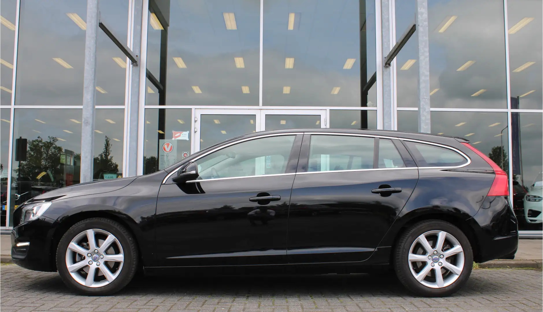 Volvo V60 T3 Automaat Momentum | Trekhaak | Parkeersensoren Schwarz - 2