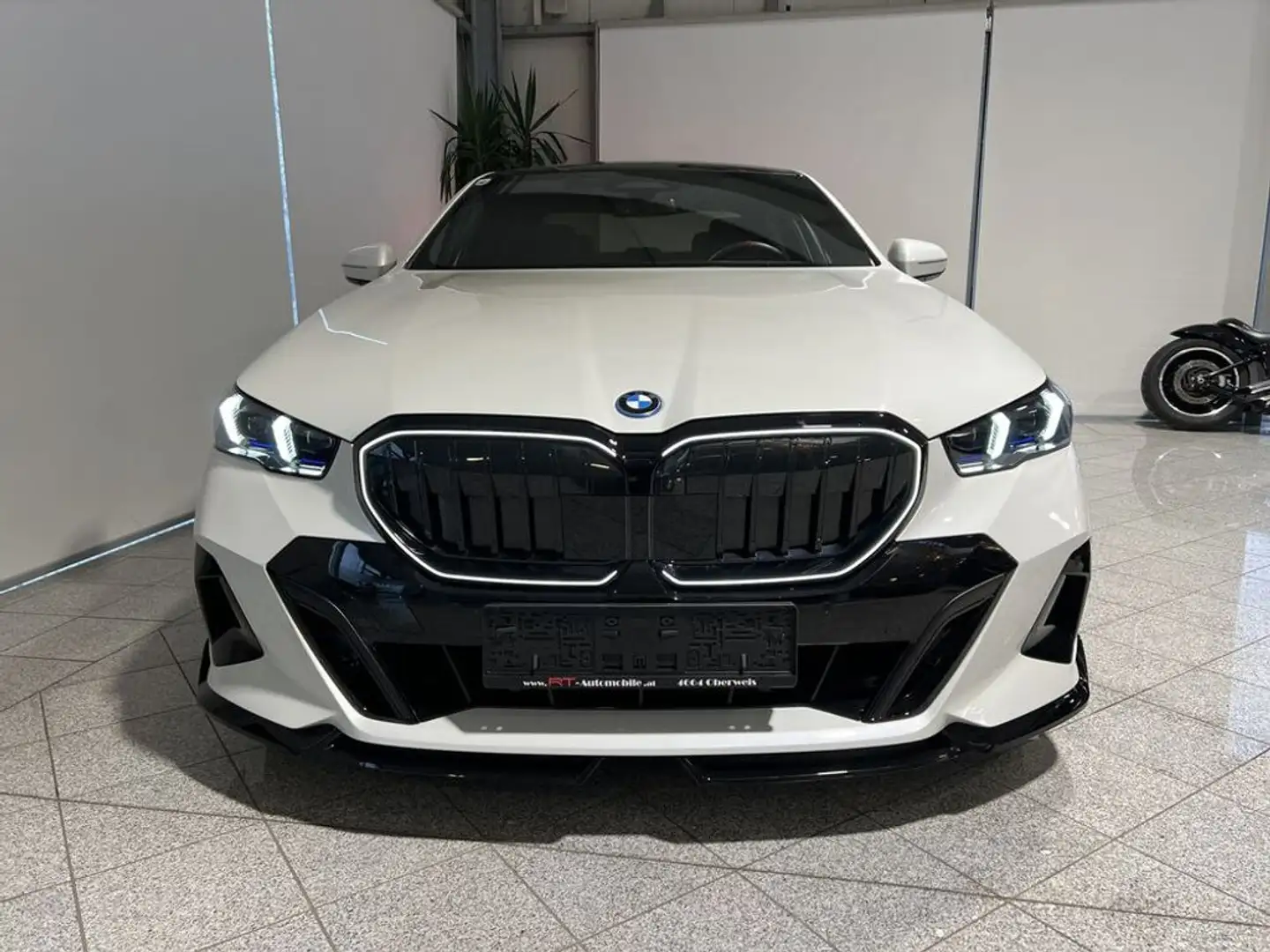 BMW 550 e xDrive M Sport Performance Paket White - 2
