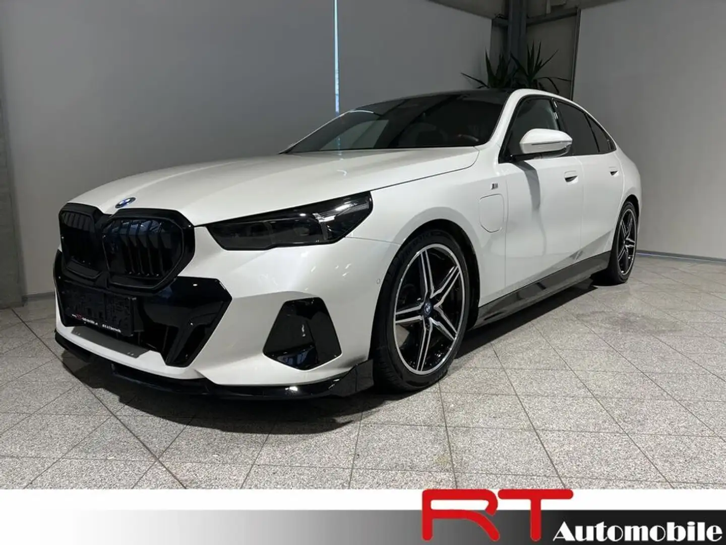 BMW 550 e xDrive M Sport Performance Paket Weiß - 1