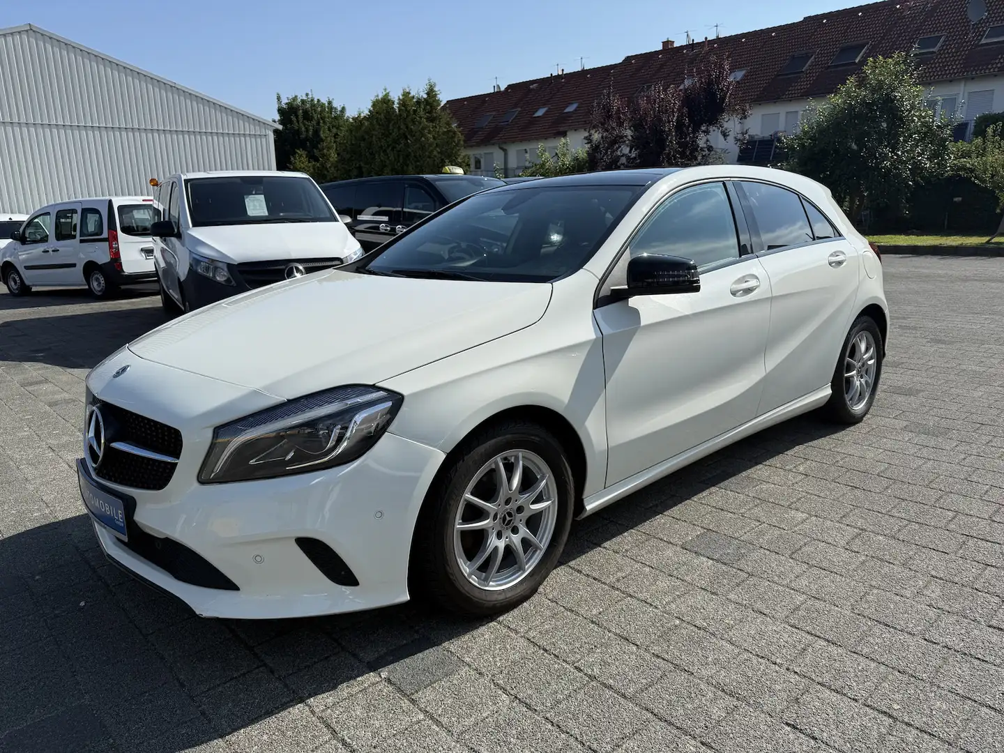 Mercedes-Benz A 180 d 7G PANO NAVI LED KAMERA NIGHT Weiß - 2