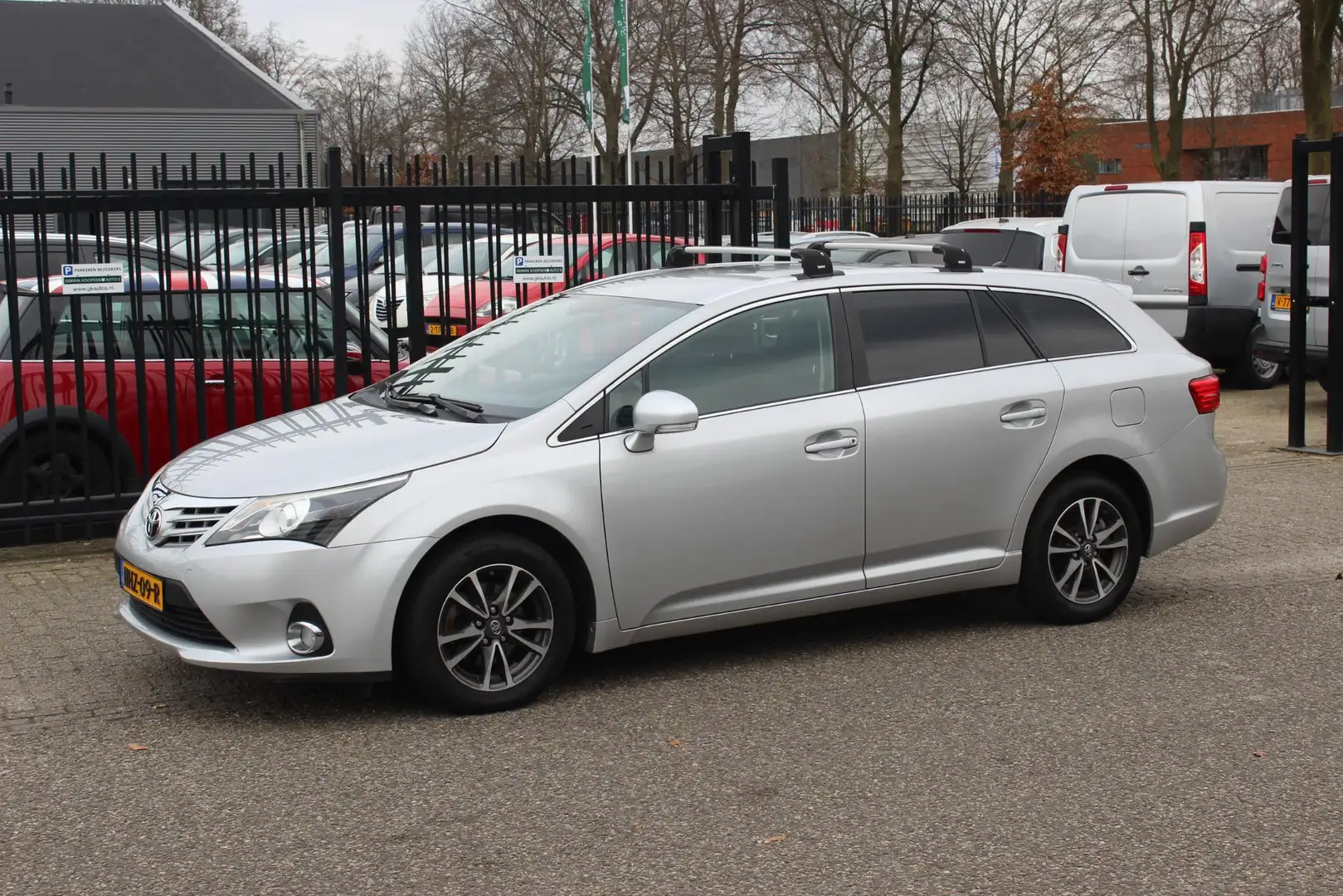 Toyota Avensis Wagon 1.6 VVTi Business Top 5 editie Gris - 1