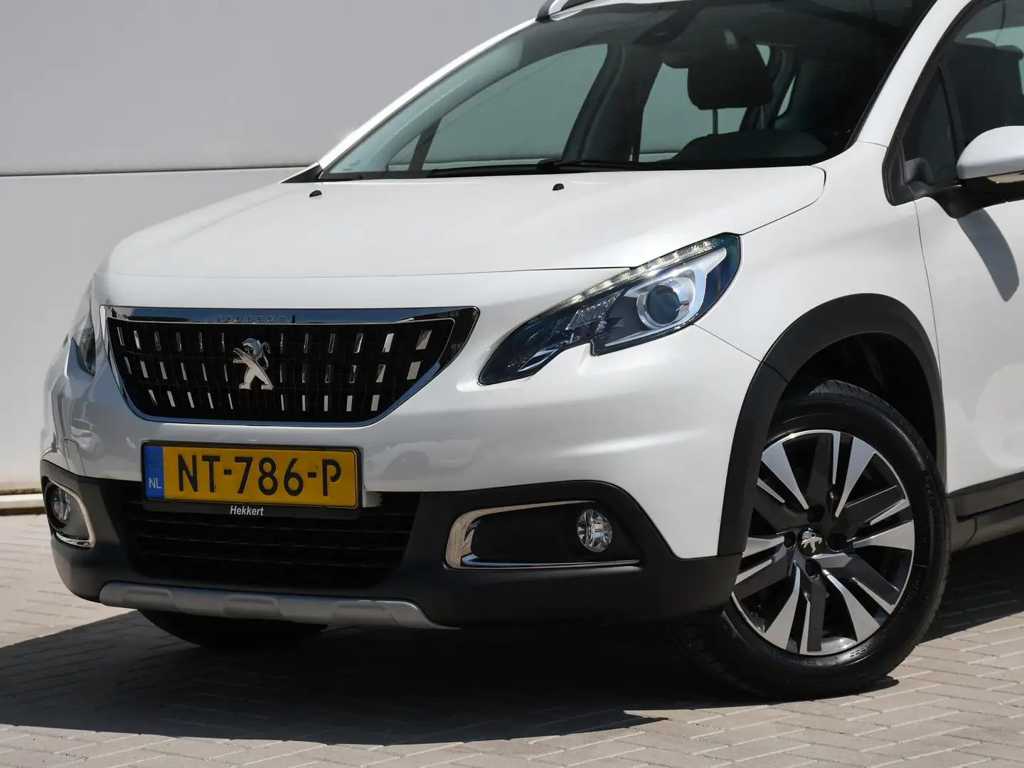 Peugeot 2008 Allure 1.2 PureTech 110pk Automaat 16''LM | PDC | Bianco - 2