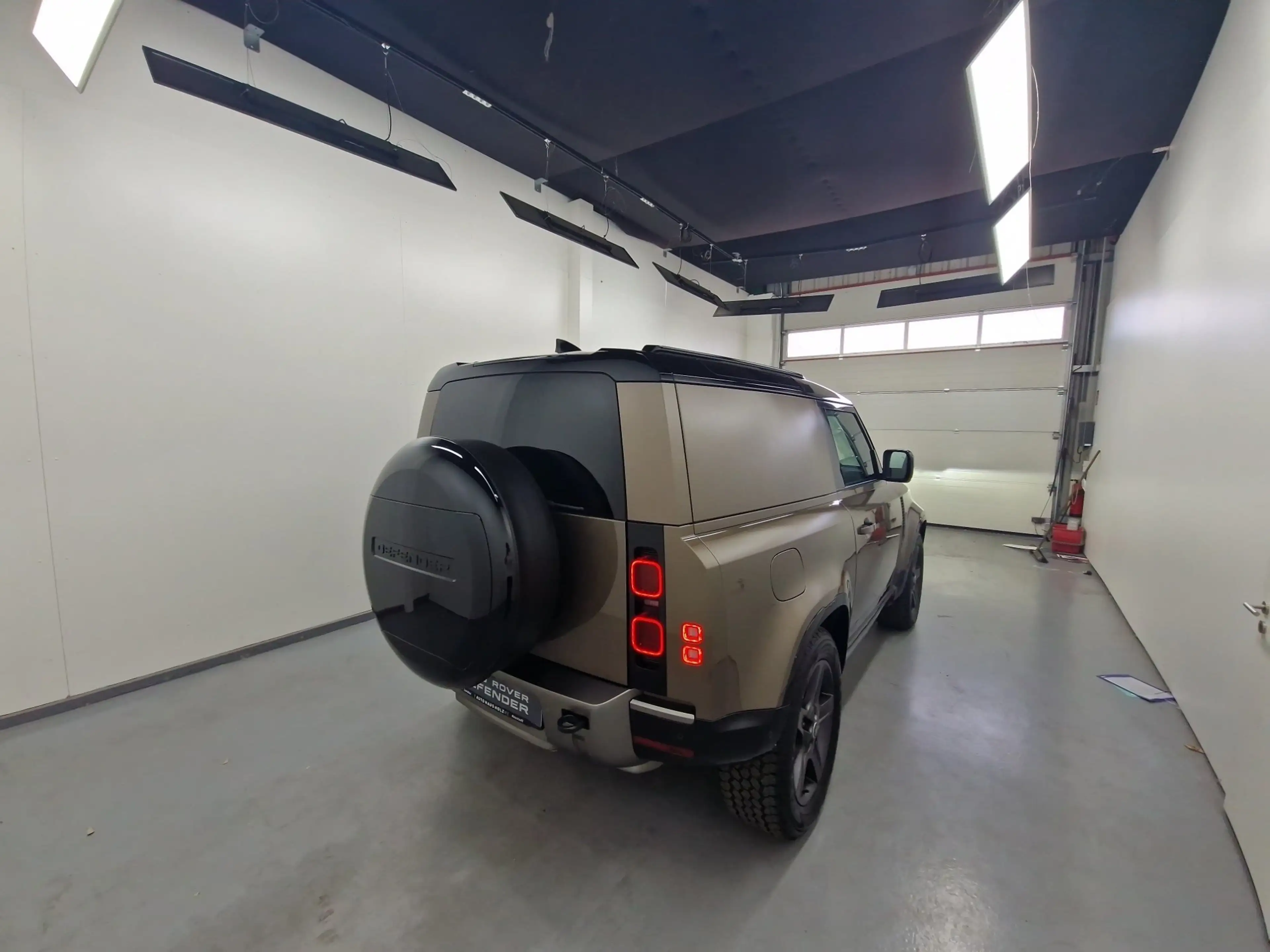 Land Rover Defender 90 Hard Top D250 X-Dynamic SE AHK — photo 4