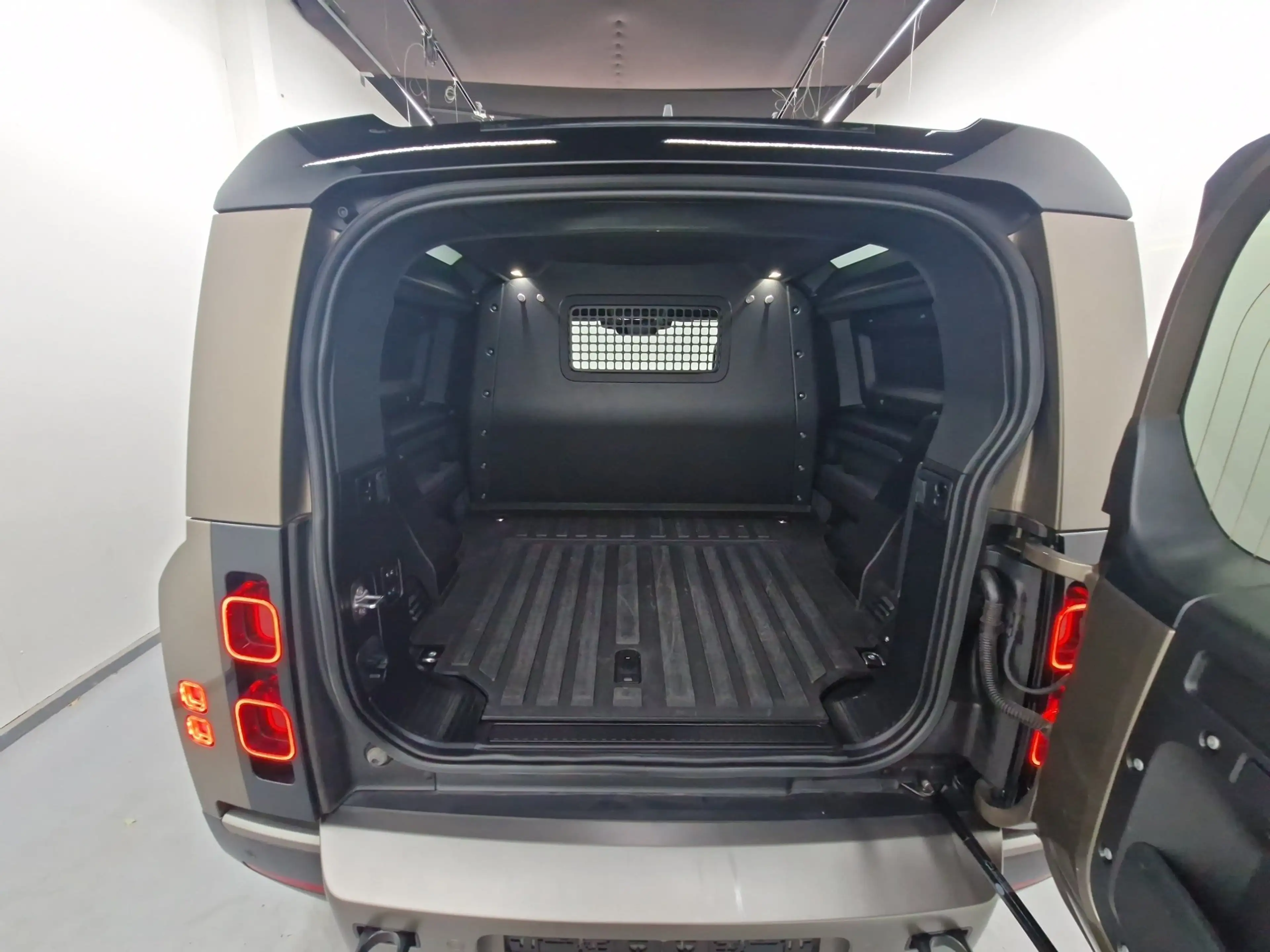 Land Rover Defender 90 Hard Top D250 X-Dynamic SE AHK — photo 9