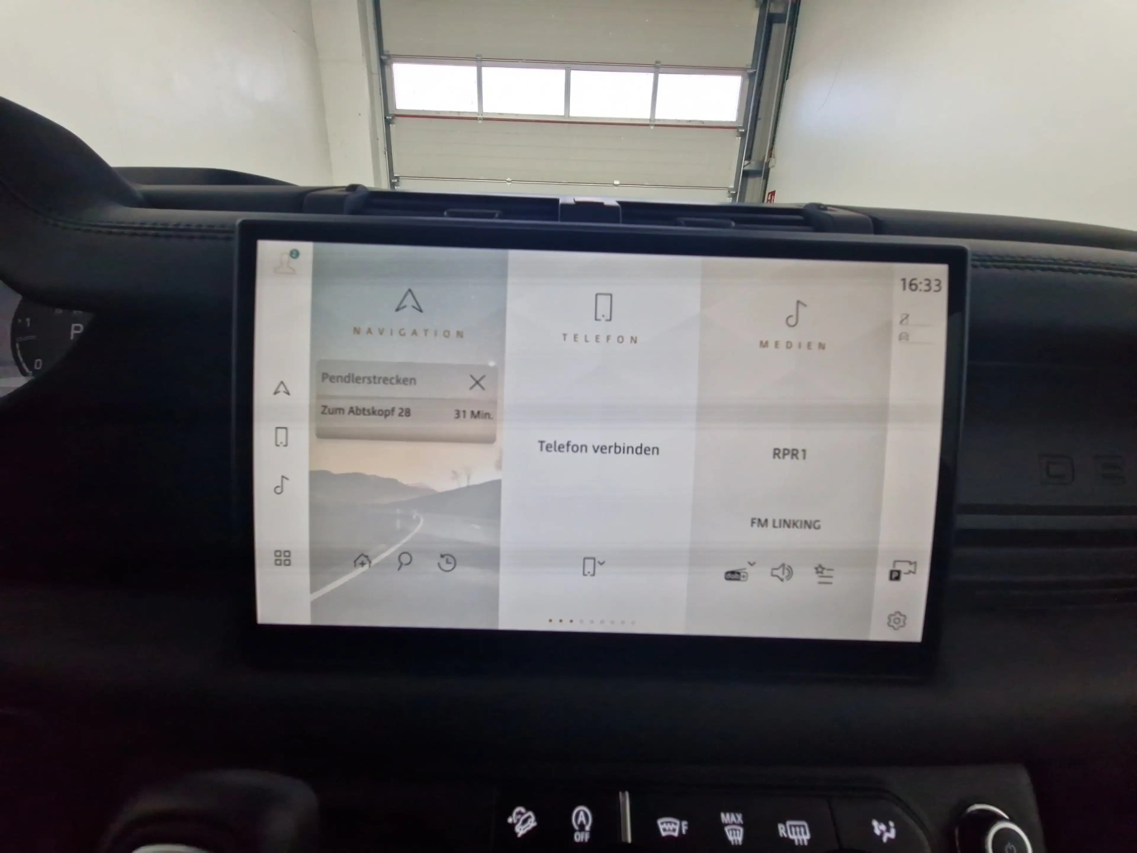 Land Rover Defender 90 Hard Top D250 X-Dynamic SE AHK — photo 13