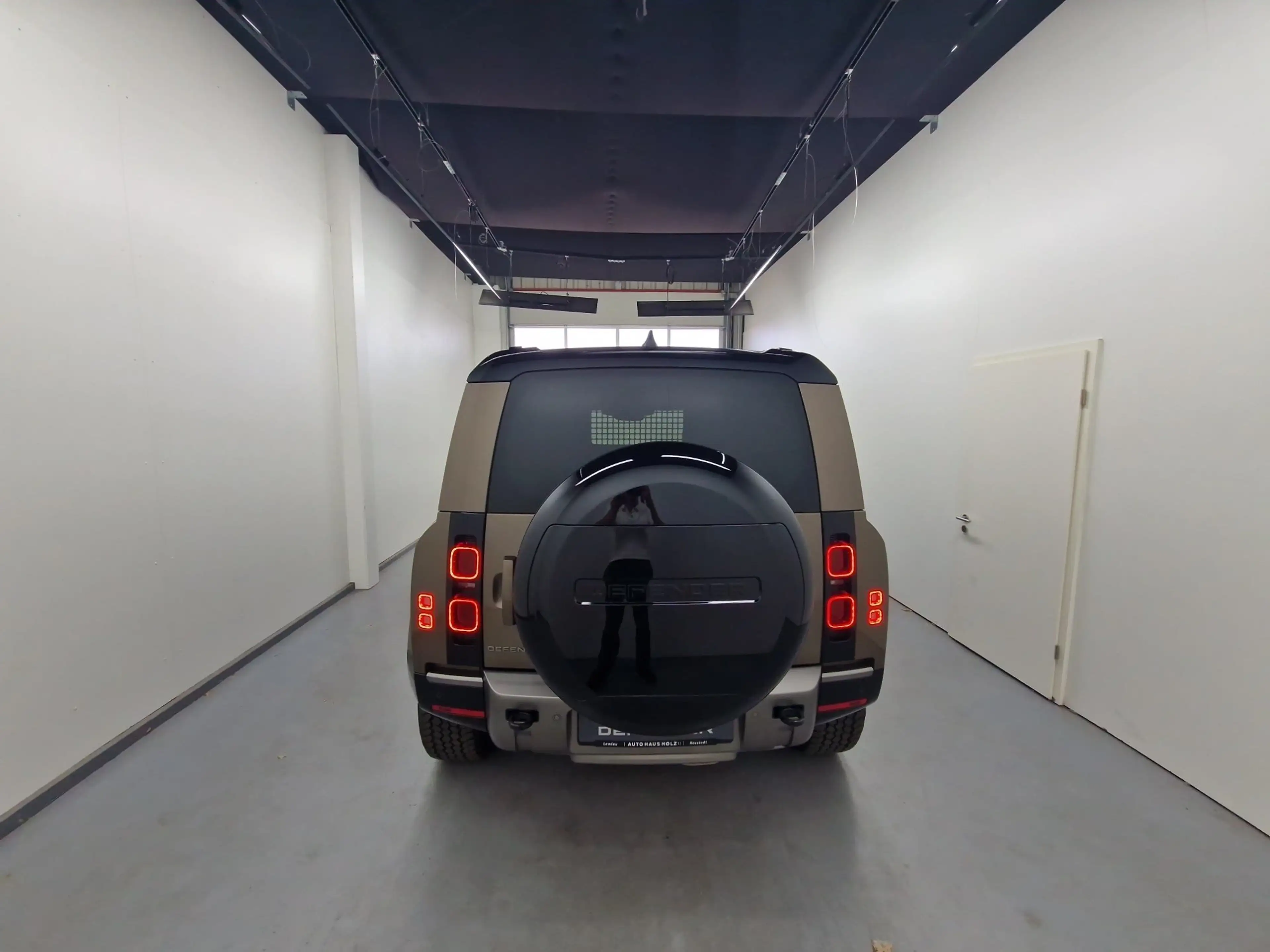 Land Rover Defender 90 Hard Top D250 X-Dynamic SE AHK — photo 3
