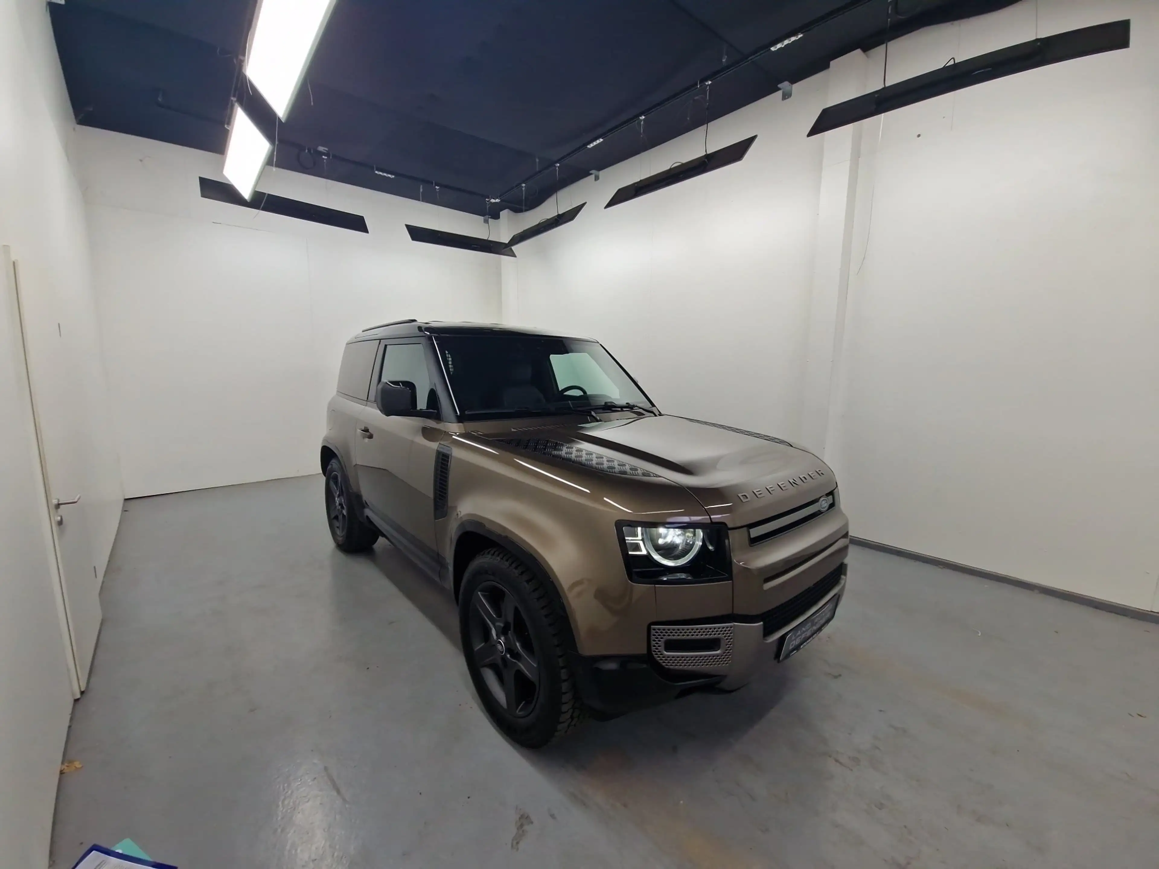 Land Rover Defender 90 Hard Top D250 X-Dynamic SE AHK — photo 5