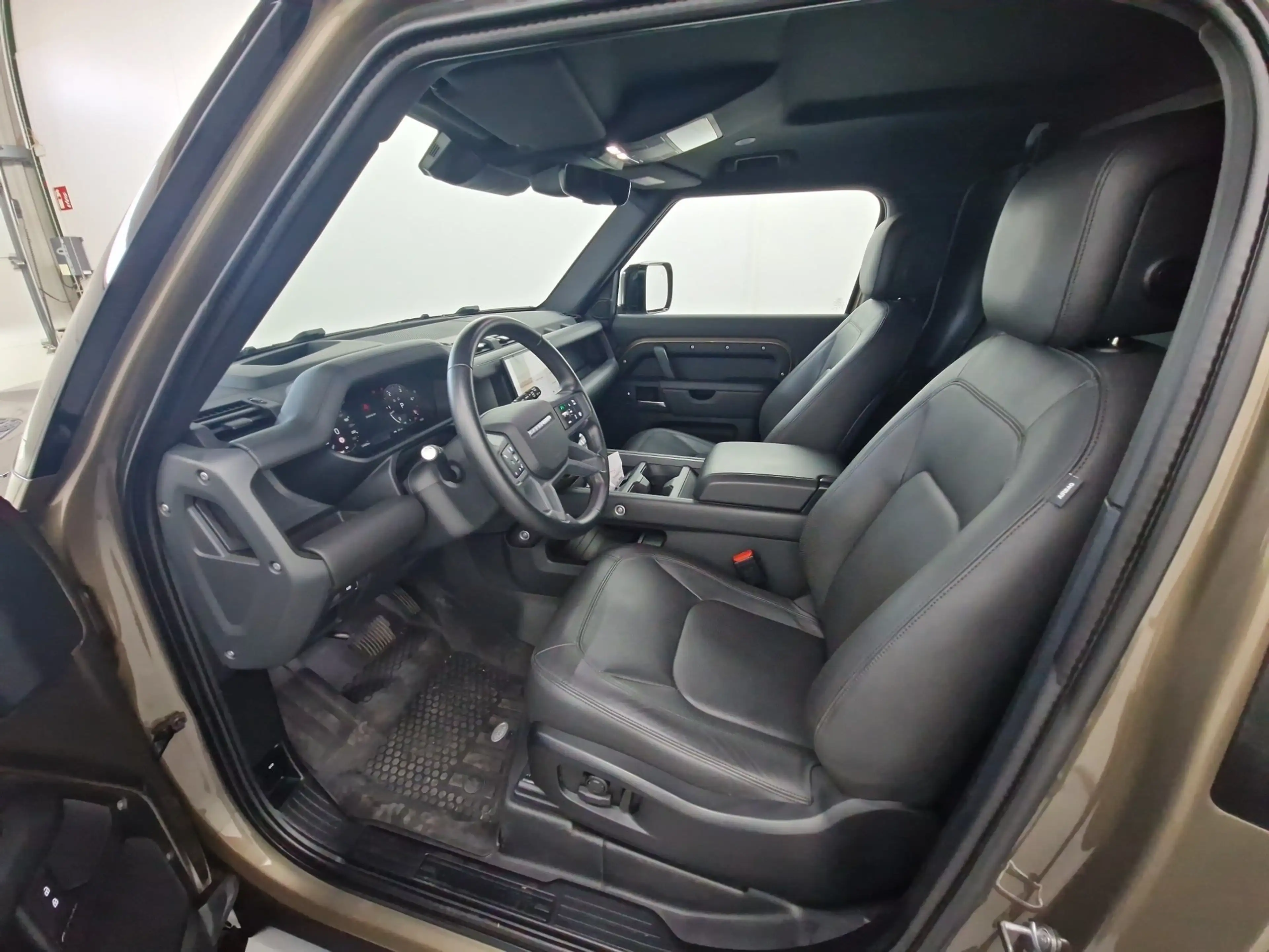 Land Rover Defender 90 Hard Top D250 X-Dynamic SE AHK — photo 8