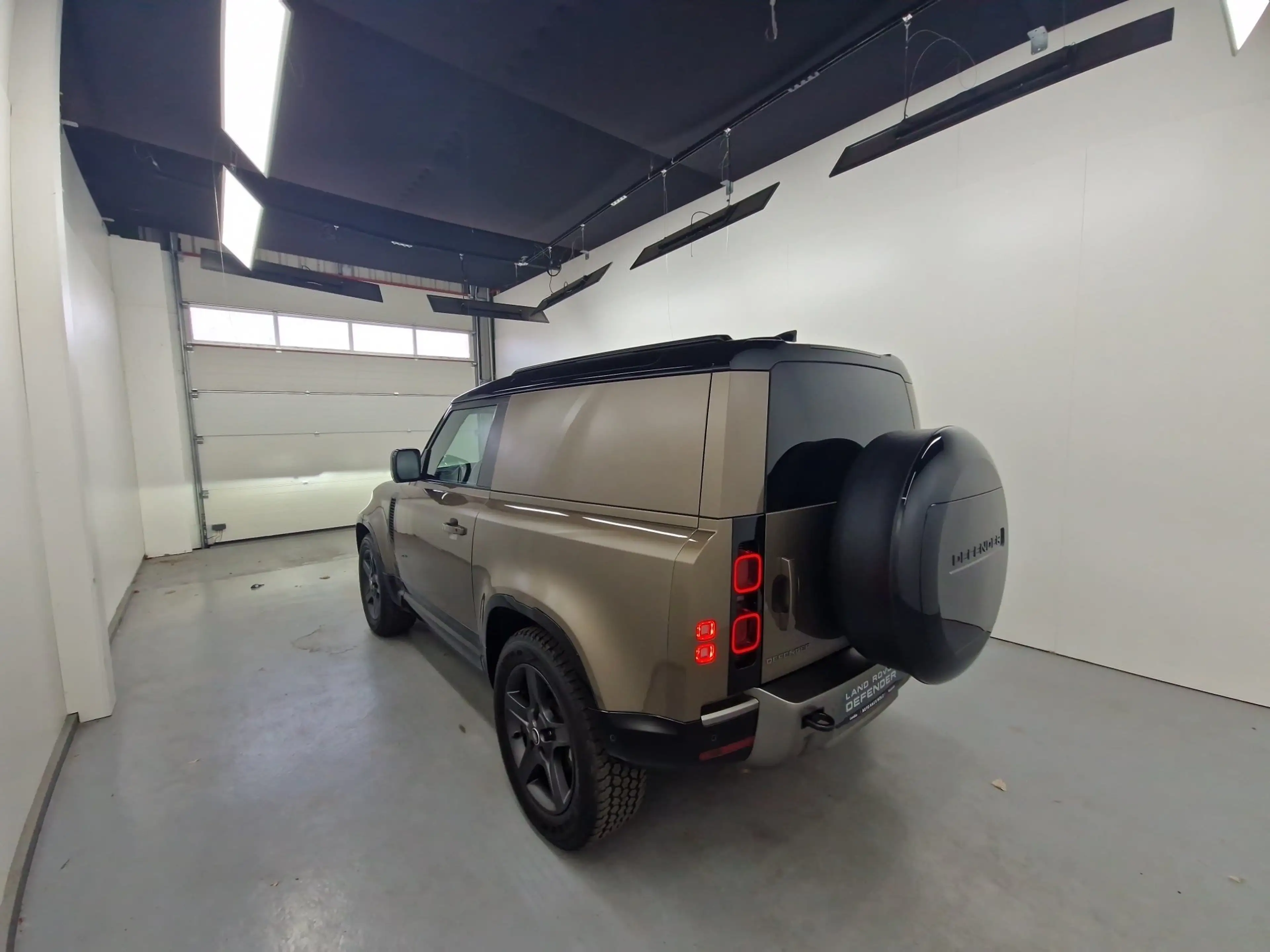 Land Rover Defender 90 Hard Top D250 X-Dynamic SE AHK — photo 2