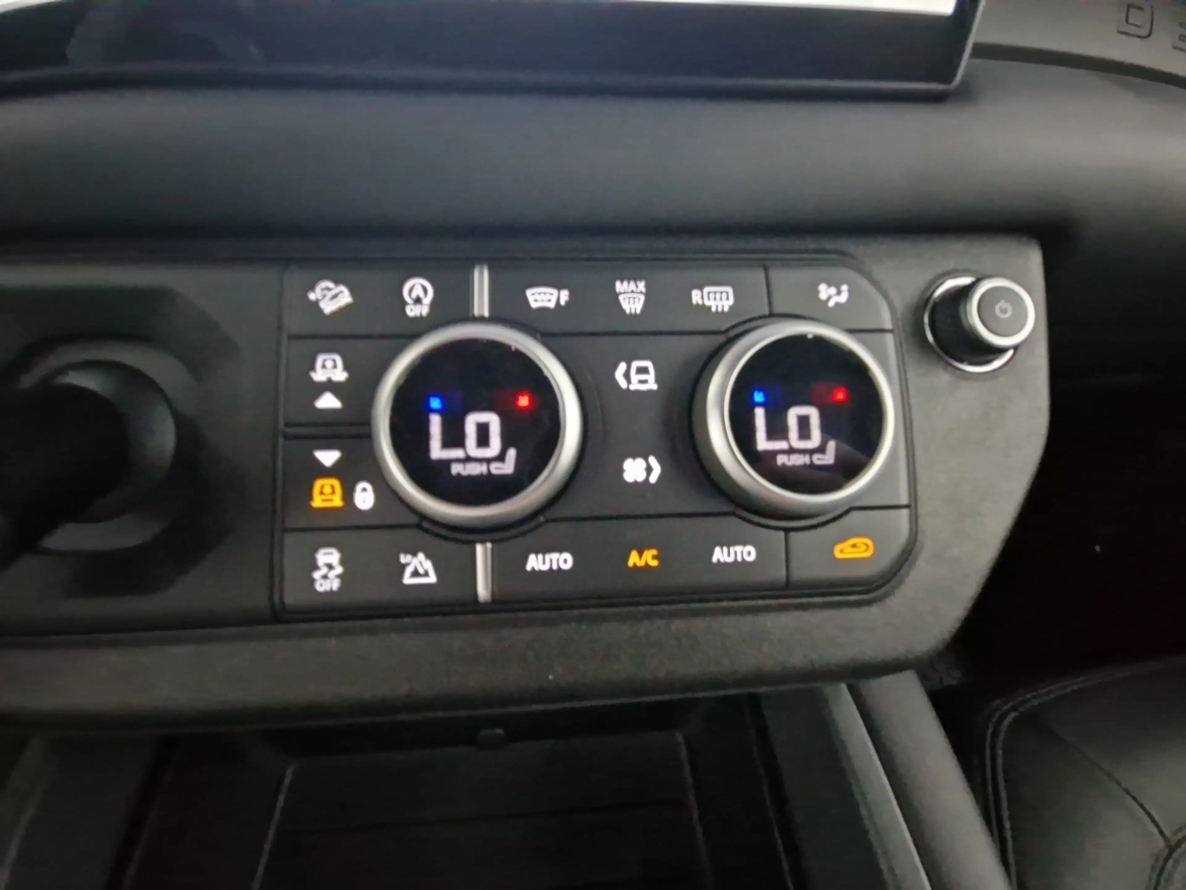 Land Rover Defender 90 Hard Top D250 X-Dynamic SE AHK — photo 14