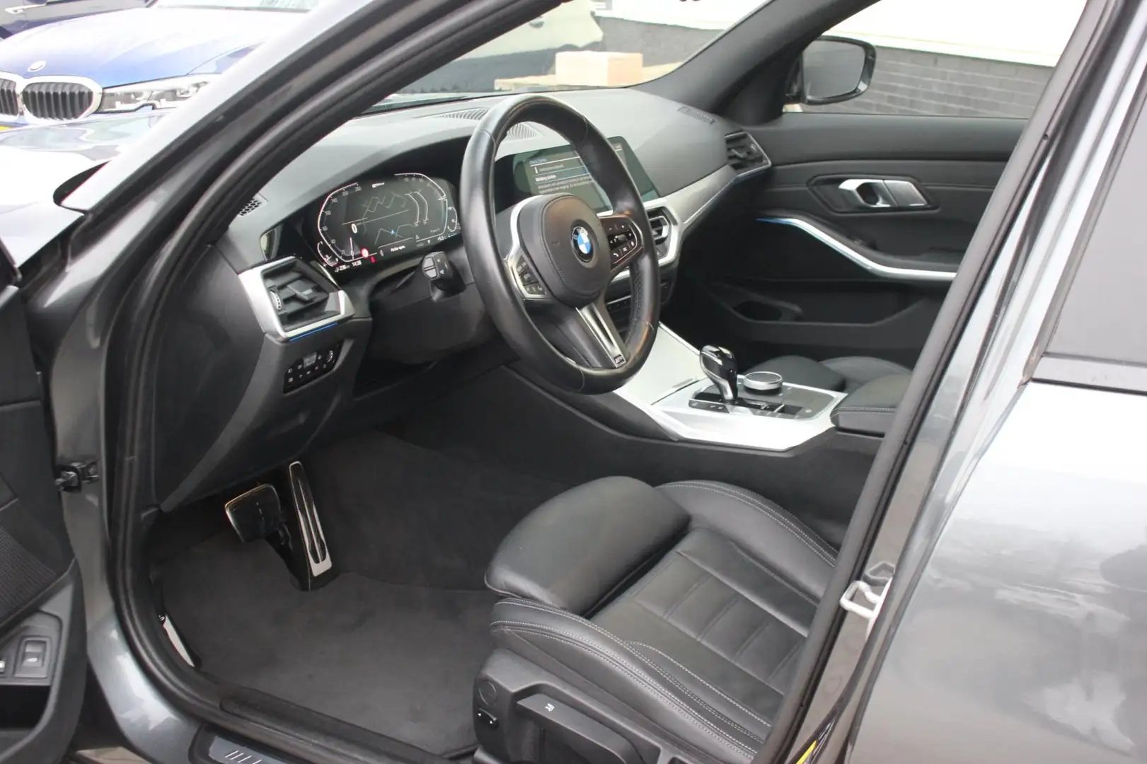 BMW 330 3-serie Touring 330e eDrive Edition M Sport | Trek Grijs - 2