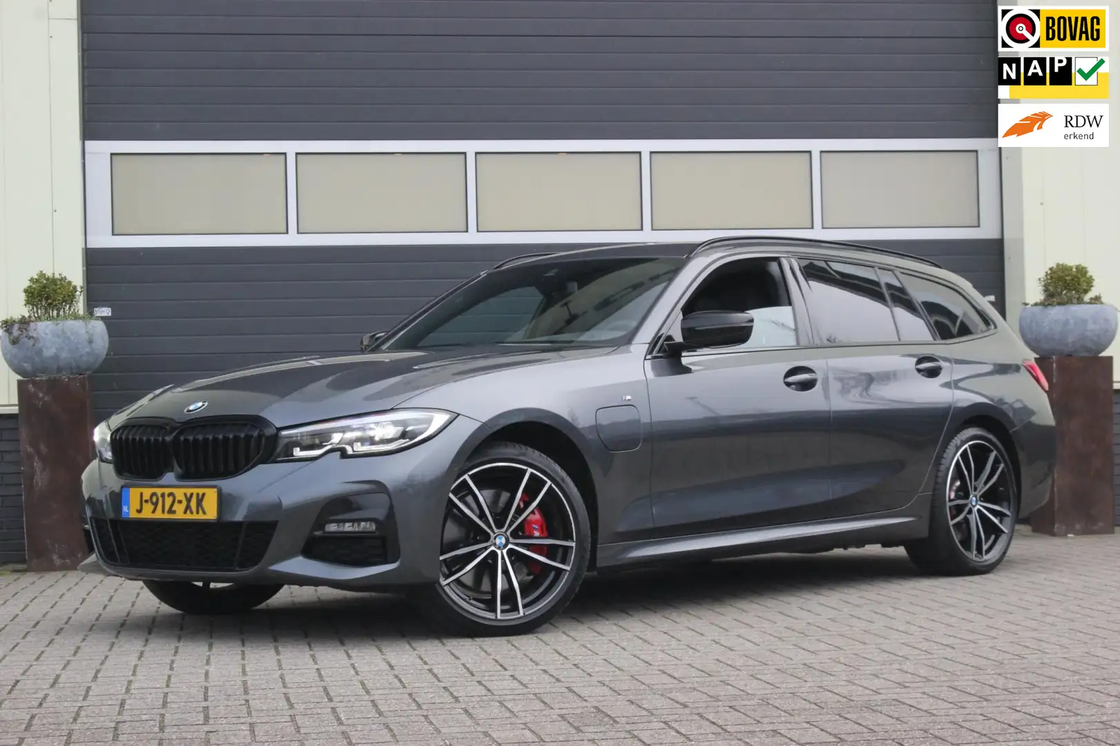 BMW 330 3-serie Touring 330e eDrive Edition M Sport | Trek Grijs - 1