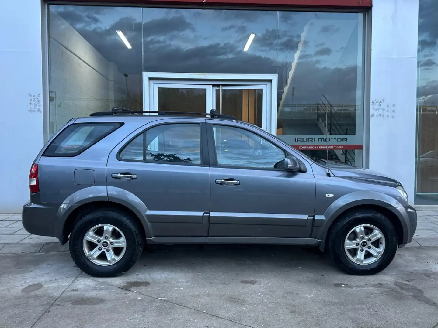Kia Sorento 2.5CRDI EX Grijs - 1