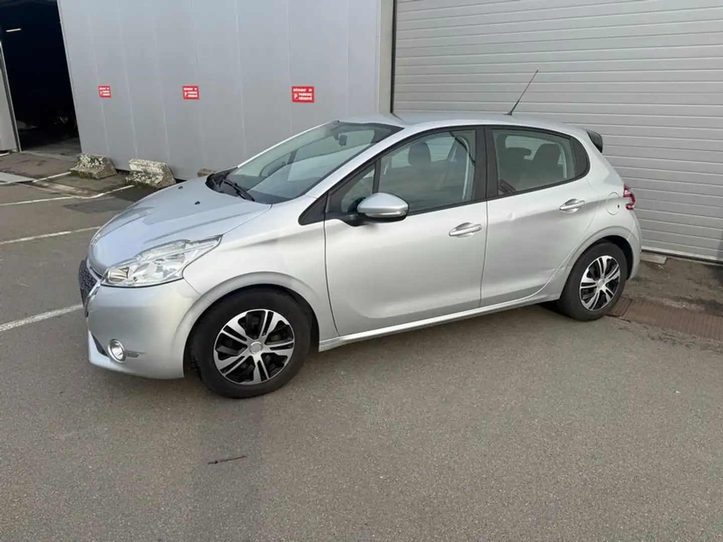 Peugeot 208 208 1.2i MARCHAND/EXPORT Zilver - 2