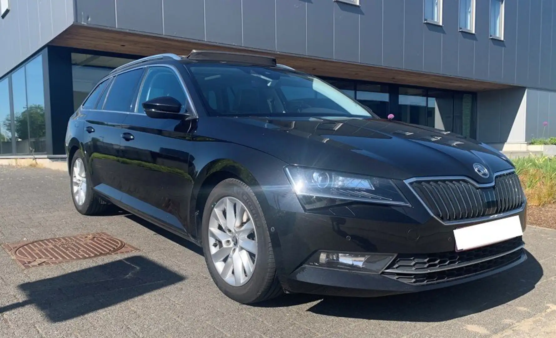 Skoda Superb Superb Combi 2.0 TDI Premium Edition Zwart - 1