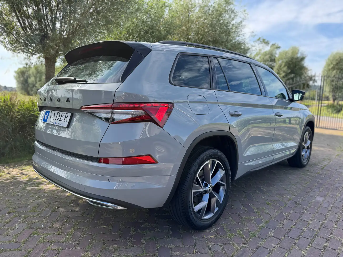 Skoda Kodiaq 1.5 TSI DSG Sportline Virtual Trekhaak Camera Navi Grijs - 2