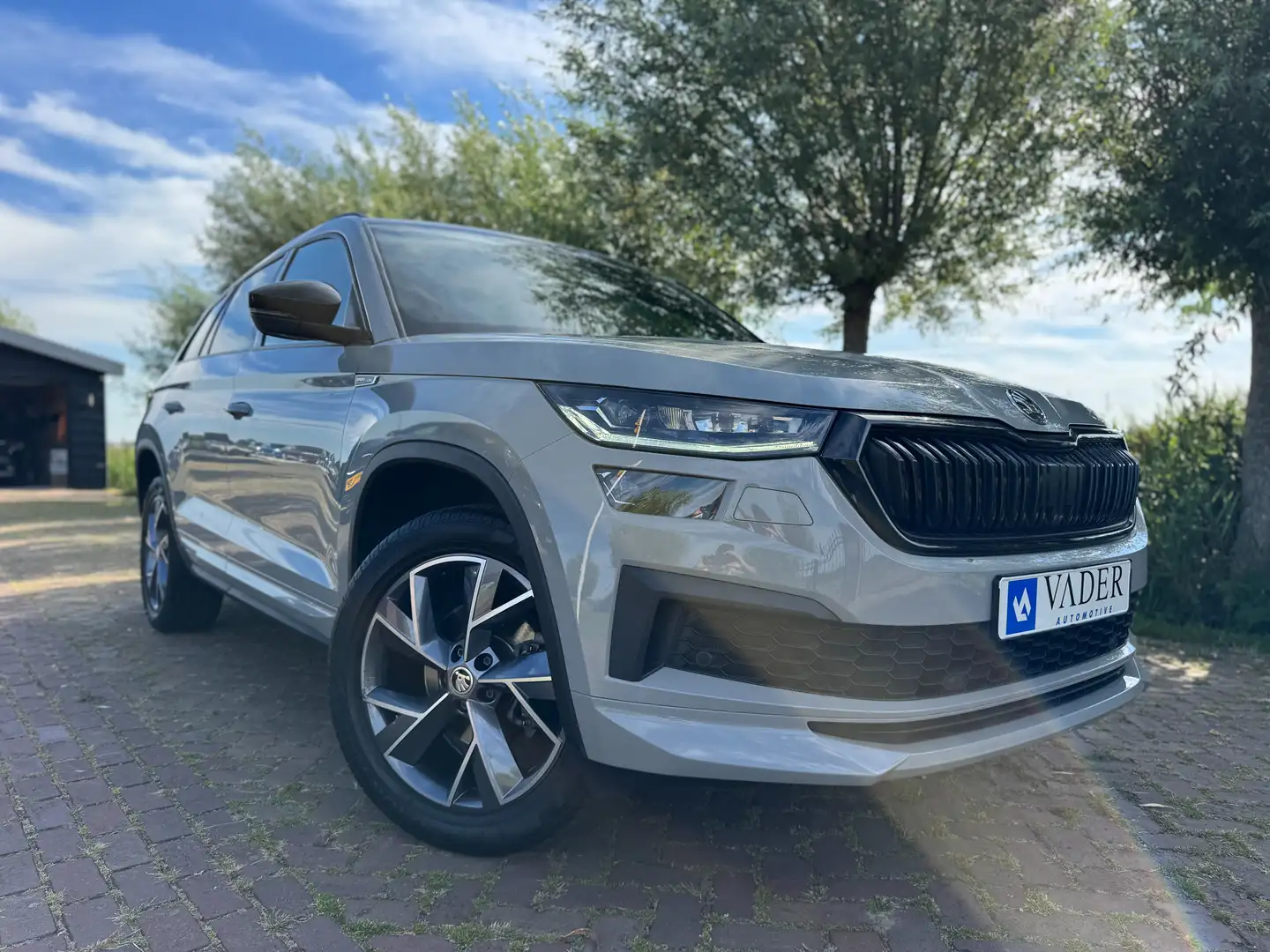 Skoda Kodiaq 1.5 TSI DSG Sportline Virtual Trekhaak Camera Navi Grijs - 1
