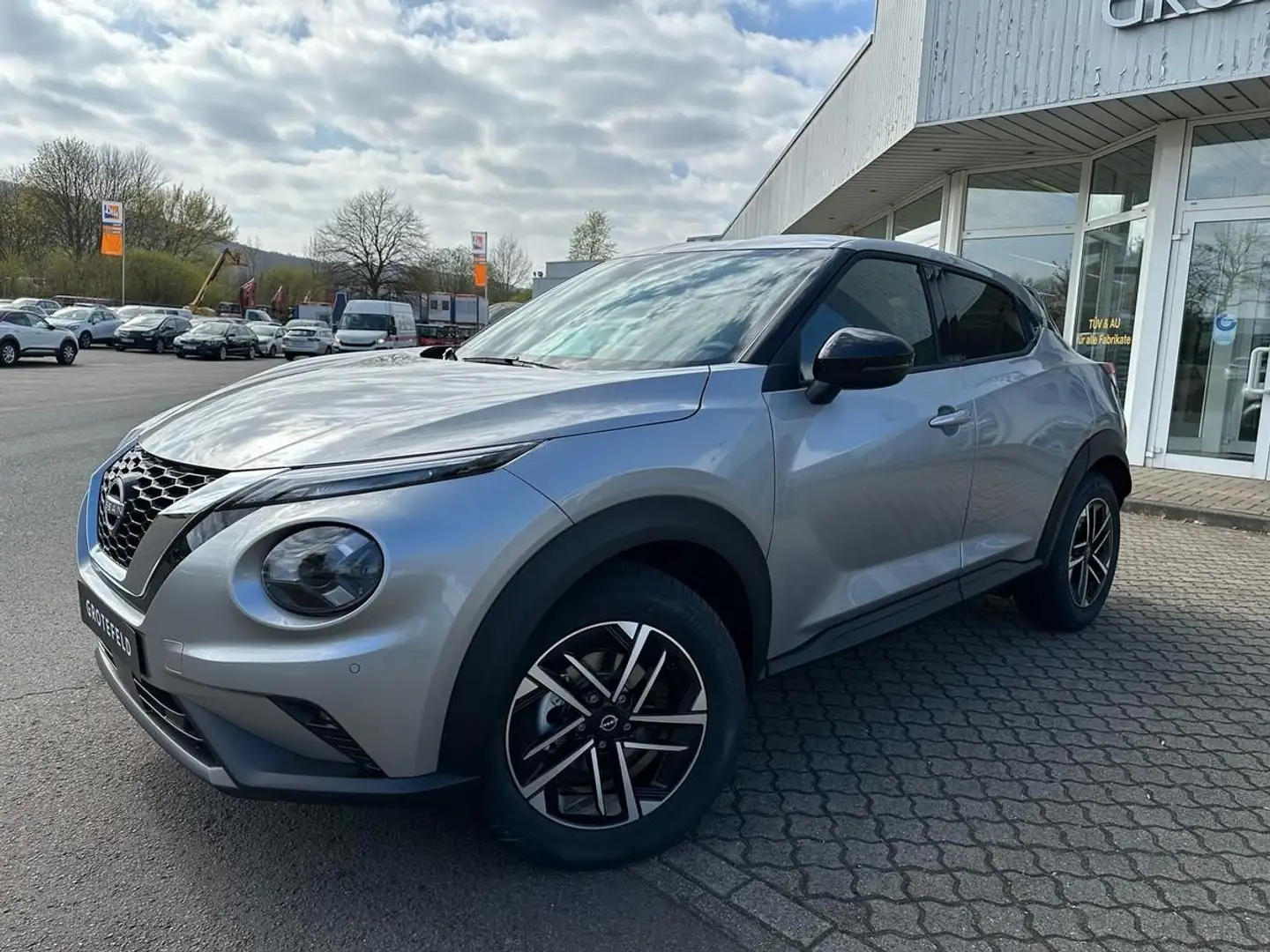 Nissan Juke 1.0 DIG-T N-Connecta Navi + Rückfahrkamera Silber - 2