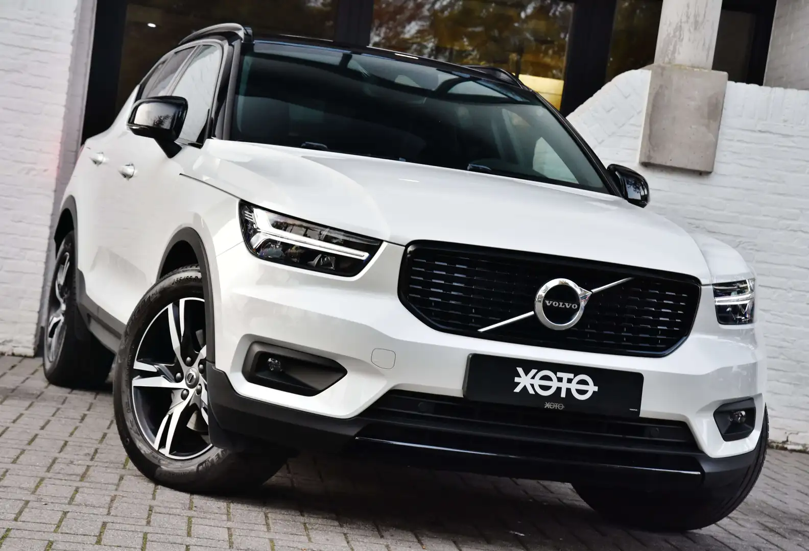 Volvo XC40 B4 MILD HYBRID AWD R-DESIGN *1HD / CRYSTAL WHITE* Blanc - 2