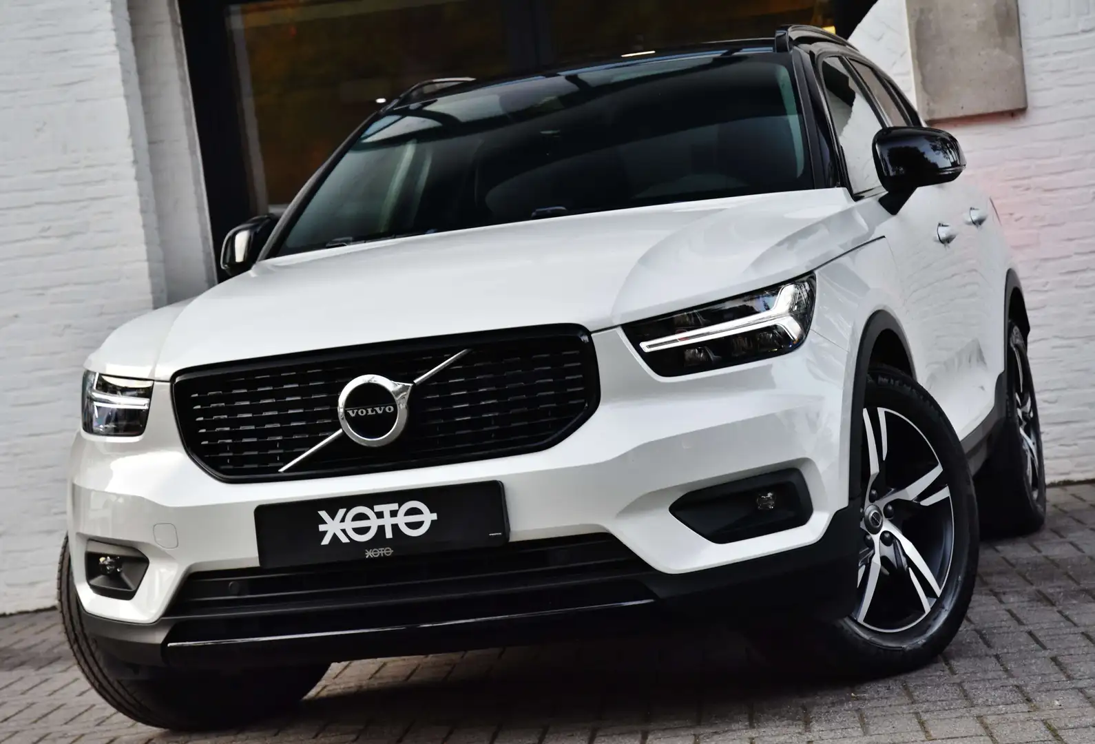 Volvo XC40 B4 MILD HYBRID AWD R-DESIGN *1HD / CRYSTAL WHITE* Blanc - 1