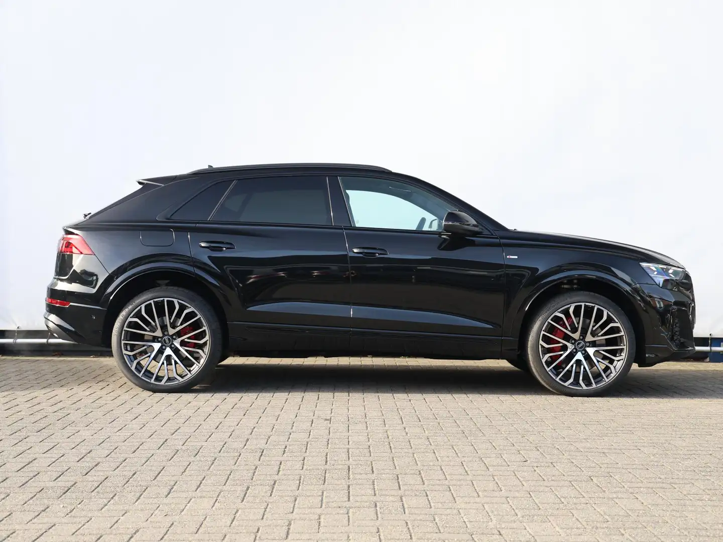 Audi Q8 Pro Line S Competition 60 TFSI e 360 kW / 490 PK | Zwart - 2