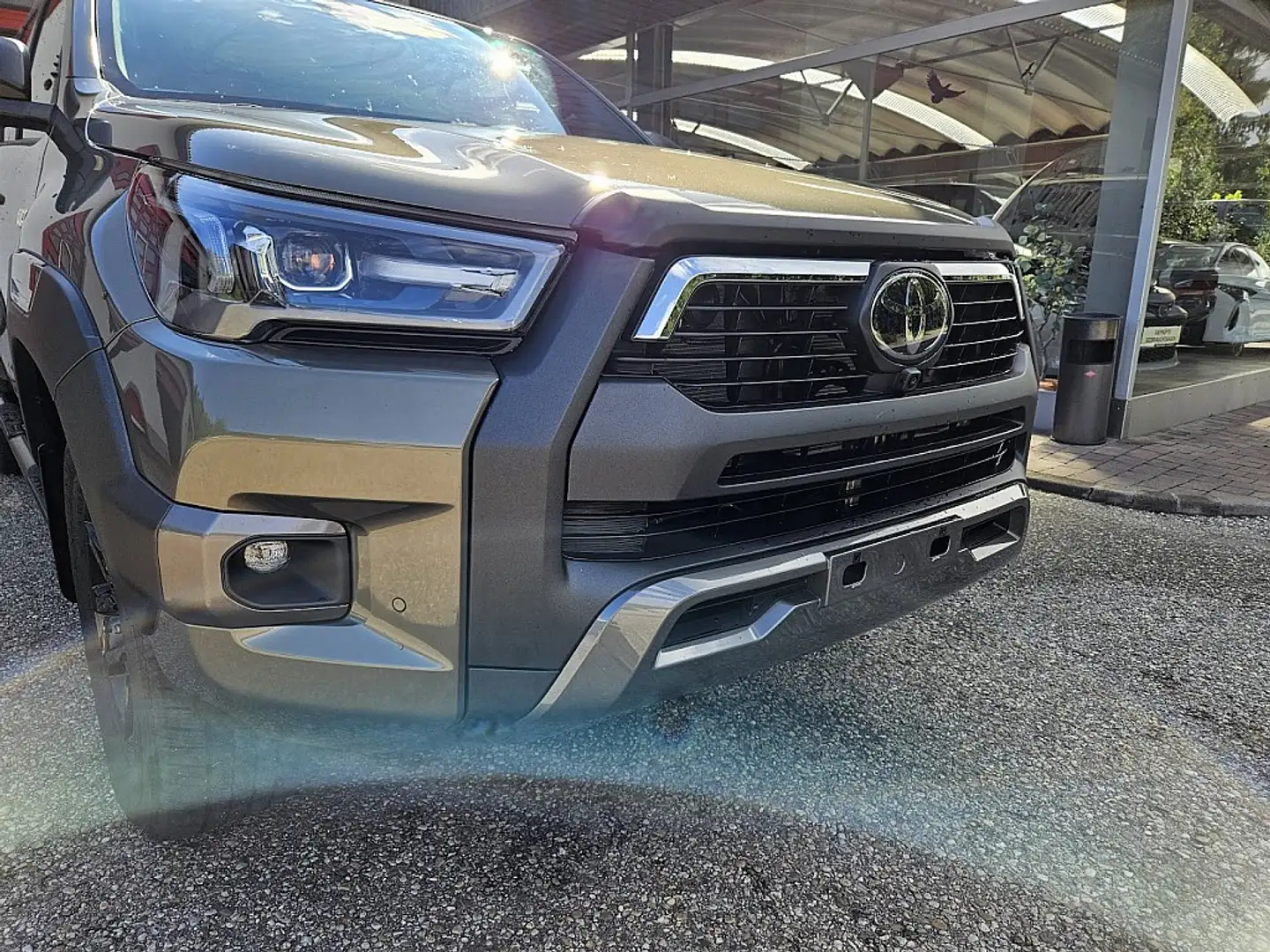 Toyota Hilux DK Invincible 4WD 2,8 D-4D MHEV Aut. Braun - 2