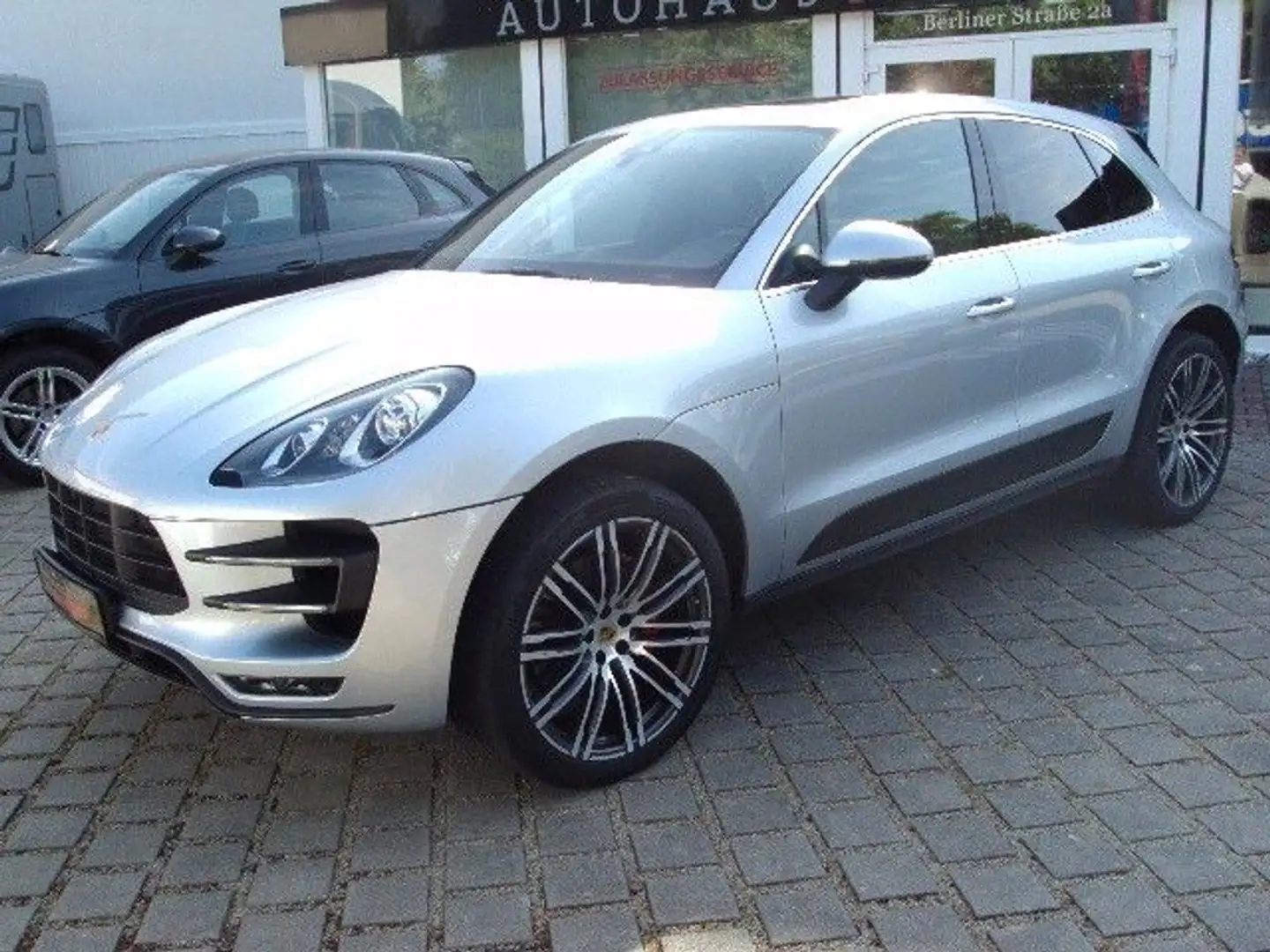 Porsche Macan Turbo Silber - 1