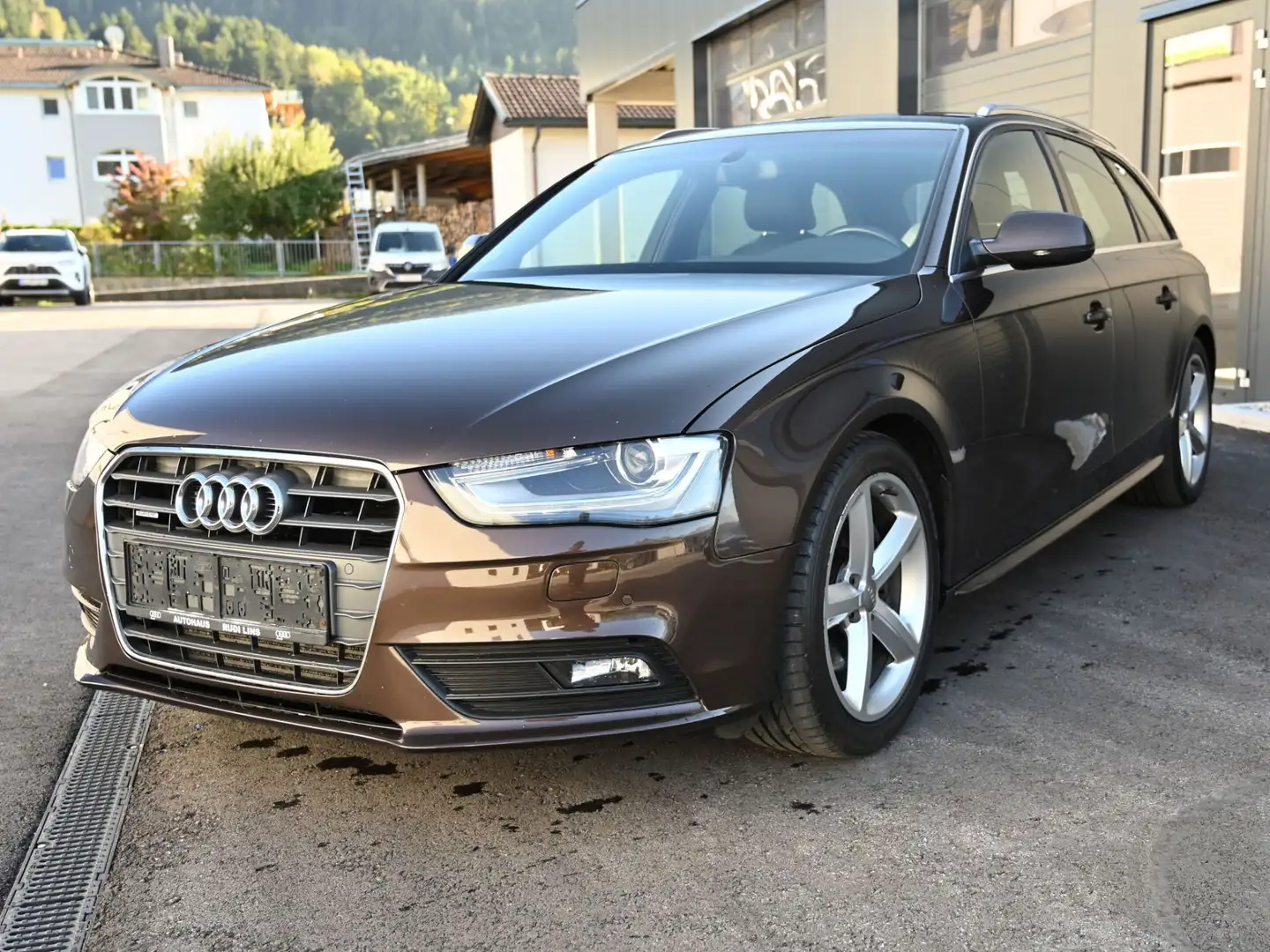 Audi A4 Basis quattro Braun - 1