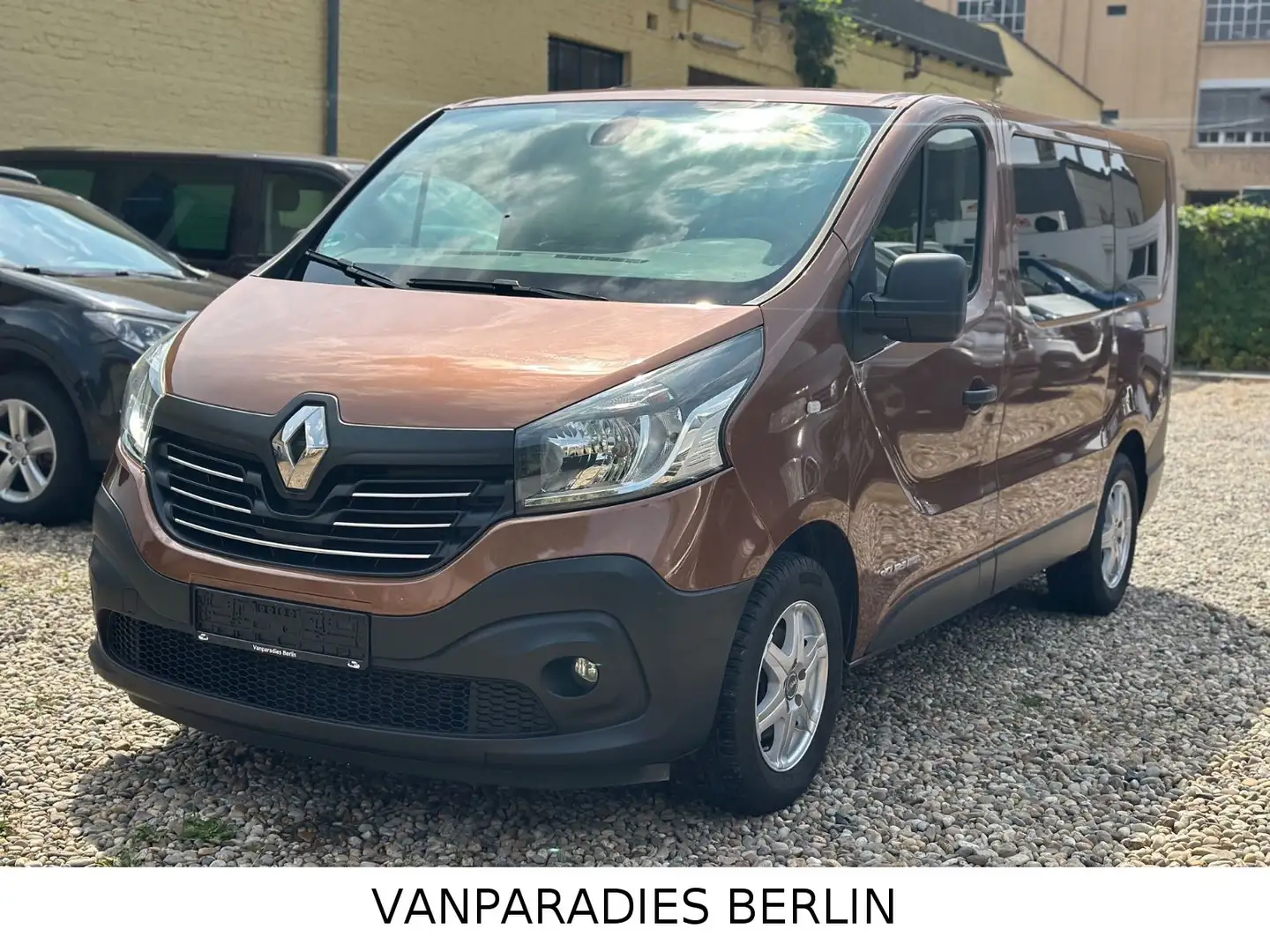 Renault Trafic Expression L1H1/8Sitze/Kamera/AHK/Euro6 Braun - 2