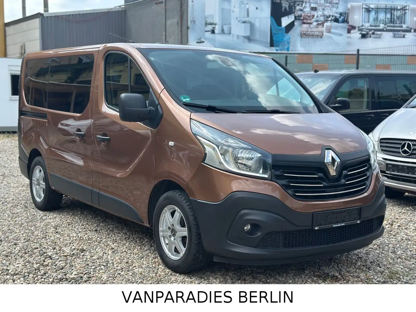 Renault Trafic Expression L1H1/8Sitze/Kamera/AHK/Euro6 Braun - 1