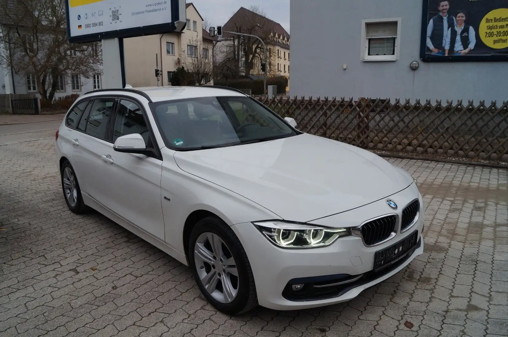 BMW 318 d Touring Sport Line, Navi, LED,Keyless,Alu.. bijela - 1