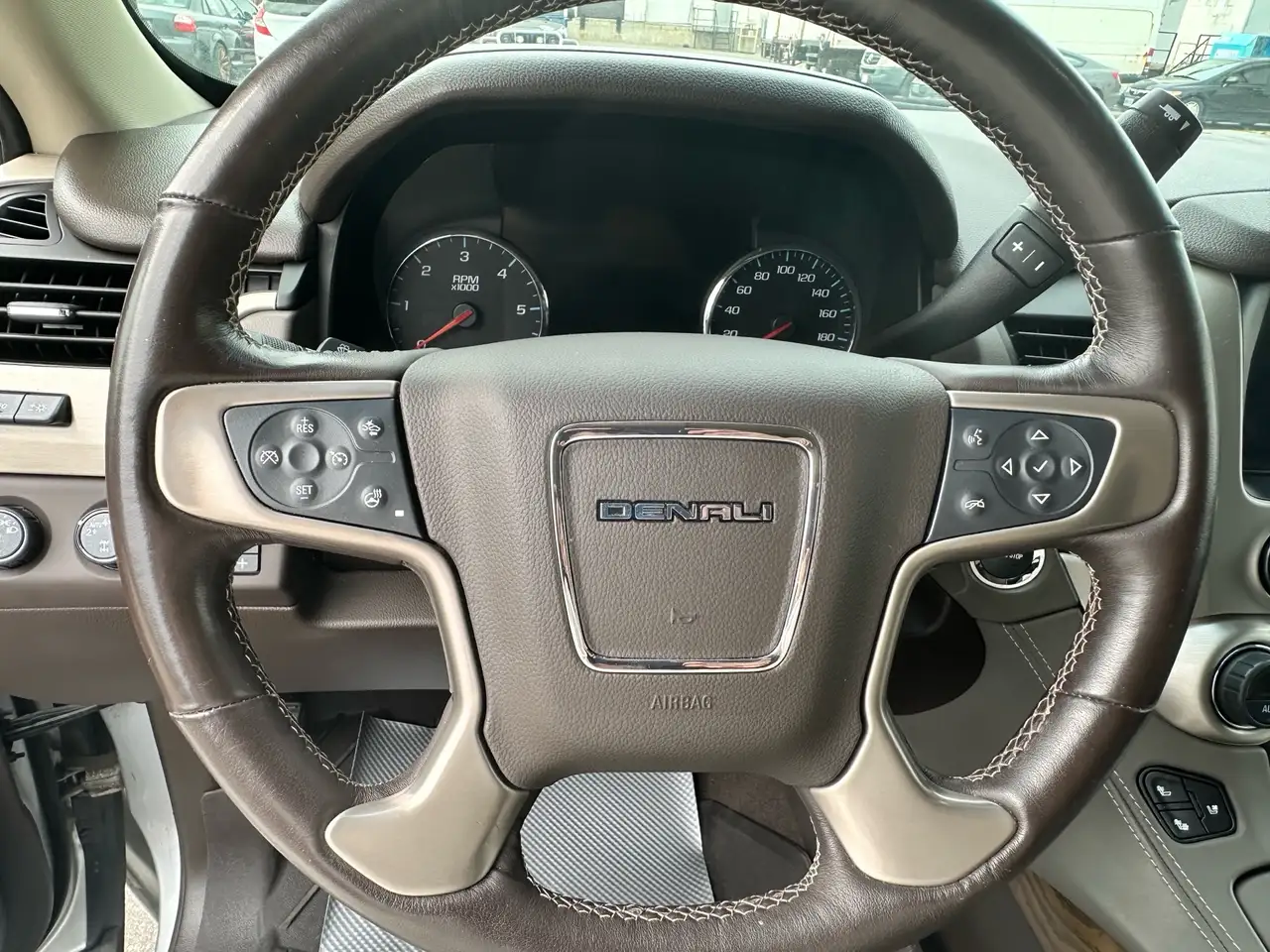GMC Yukon снимка GMC Yukon