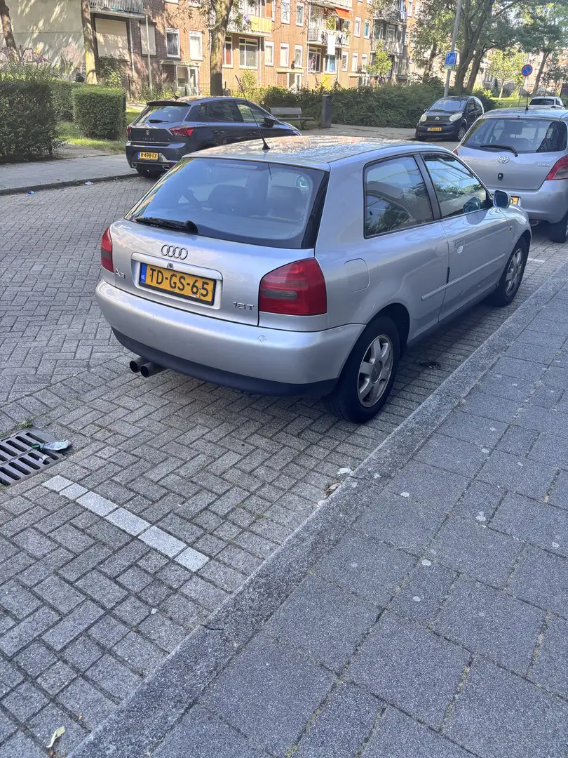 Audi A3 1.8 5V T. Ambiente Gris - 2
