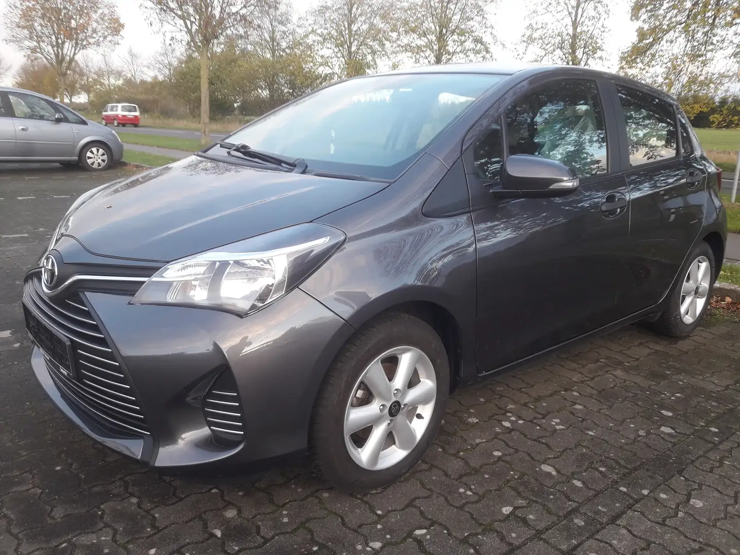 Toyota Yaris Basis Grau - 1