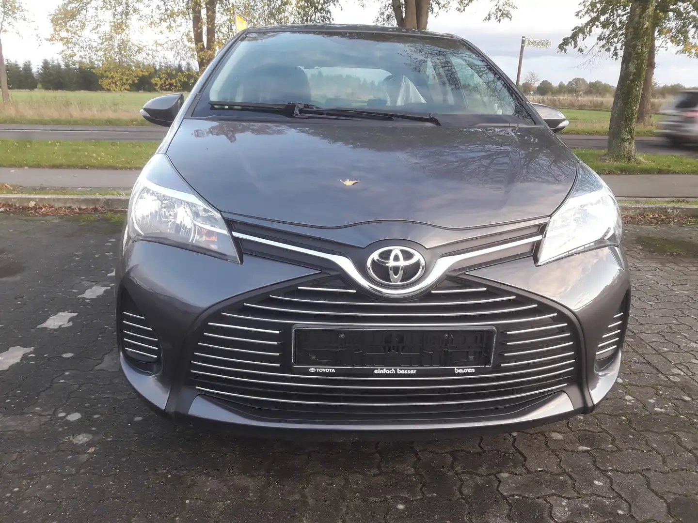 Toyota Yaris Basis Grau - 2