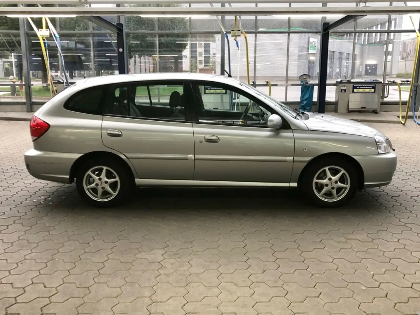 Kia Rio LS 5türig Kombi Facelift Automatik Silber - 2